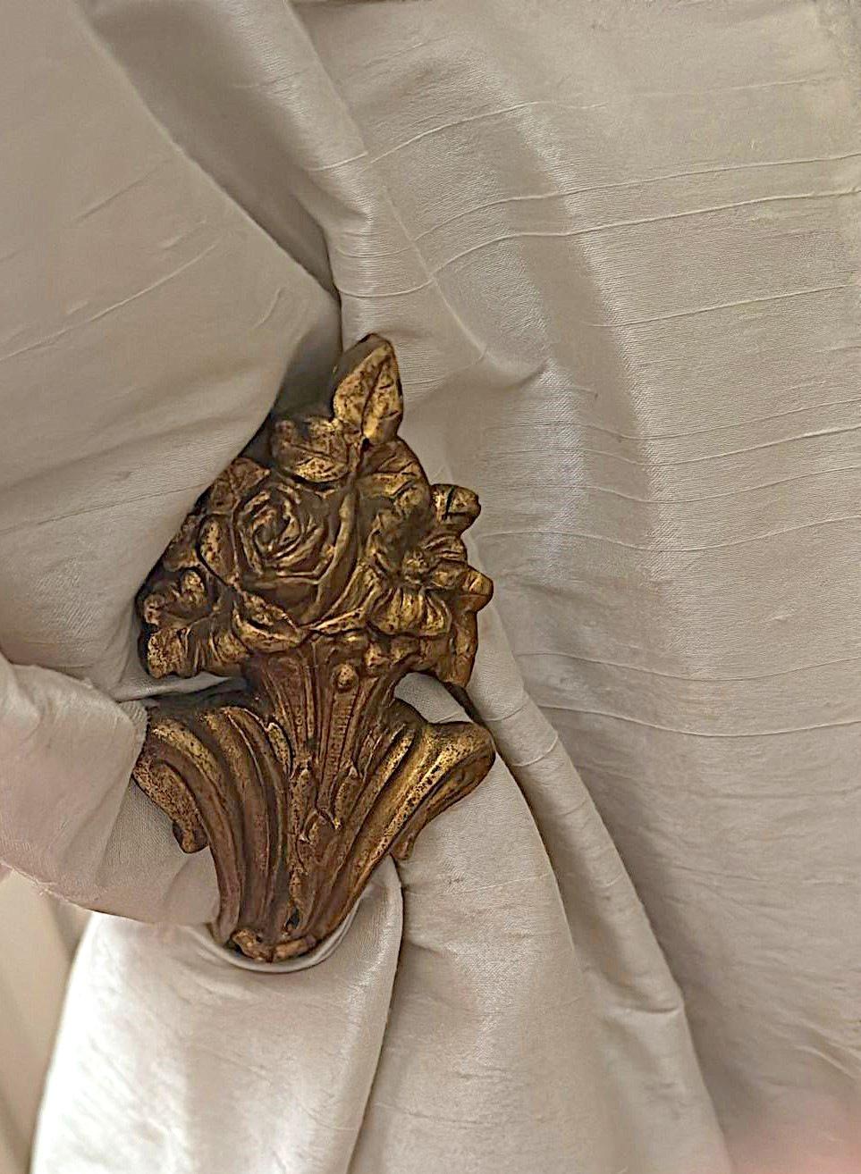 Vier französische Vorhanghalterungen im Louis-XVI.-Stil aus gemeißelter und vergoldeter Bronze im Angebot 7