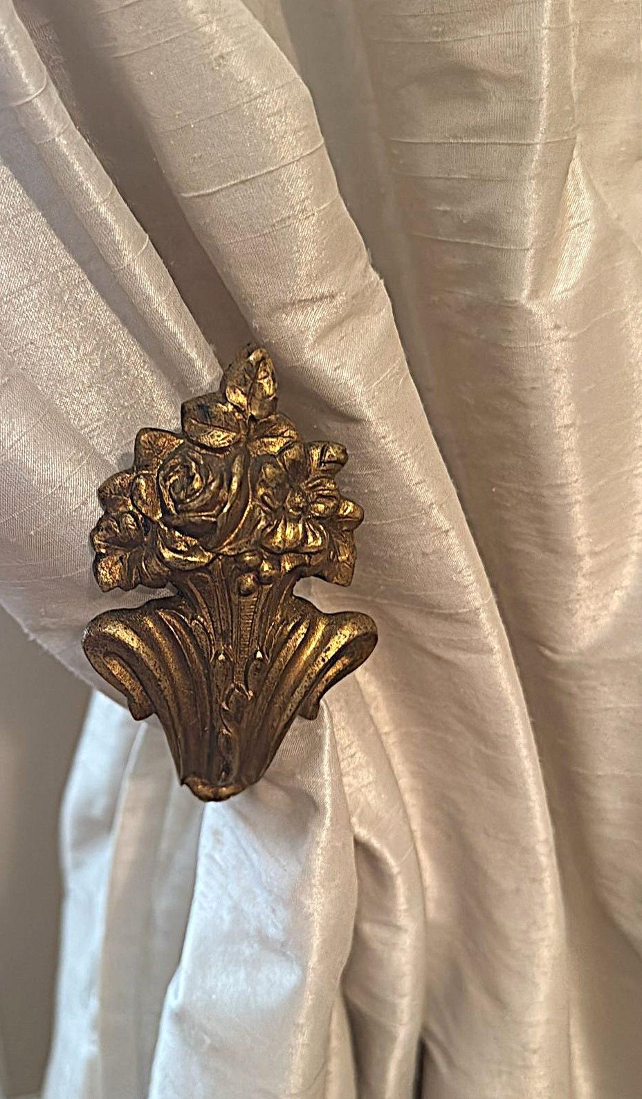 Vier französische Vorhanghalterungen im Louis-XVI.-Stil aus gemeißelter und vergoldeter Bronze im Angebot 8