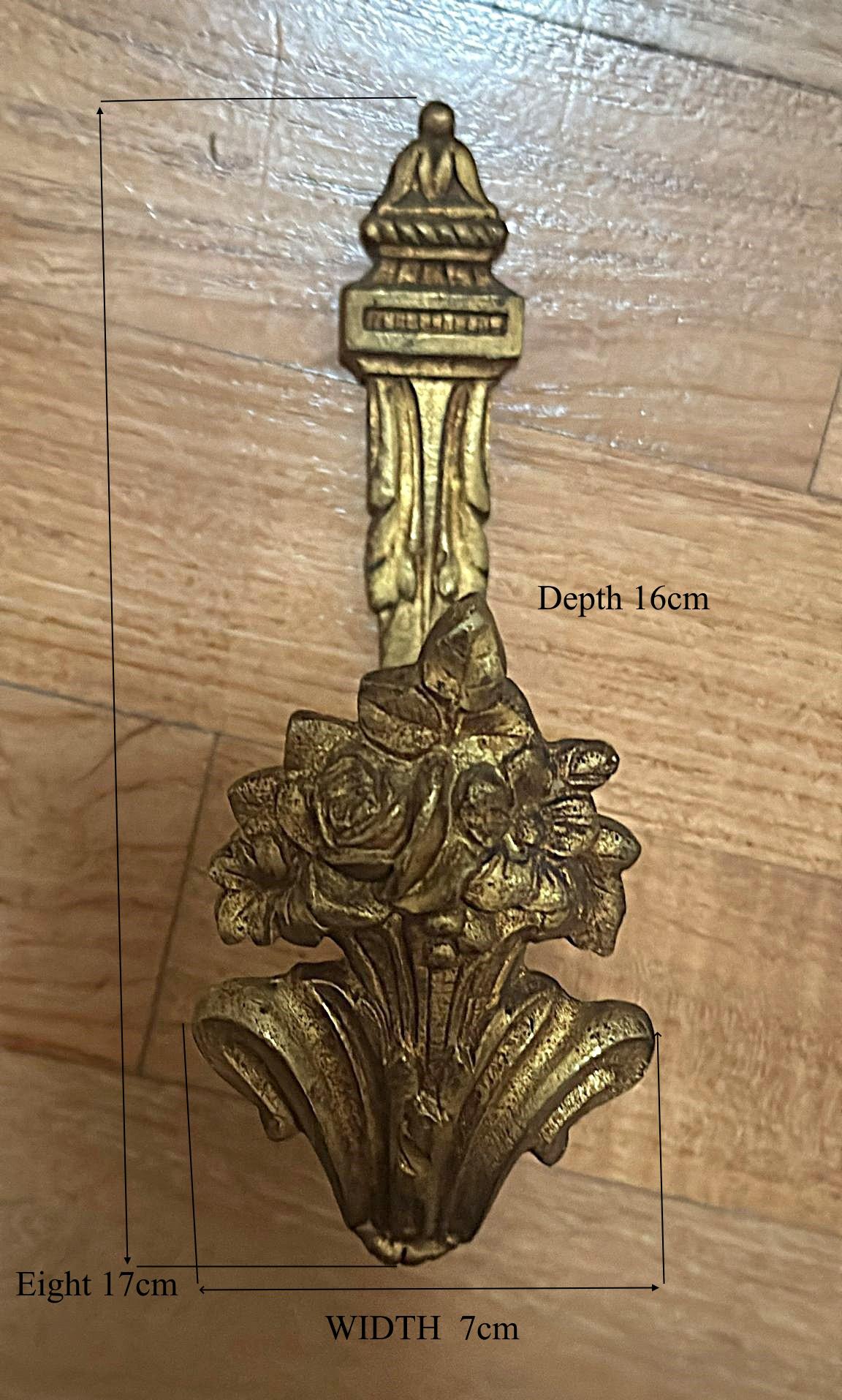 Vier französische Vorhanghalterungen im Louis-XVI.-Stil aus gemeißelter und vergoldeter Bronze im Angebot 9