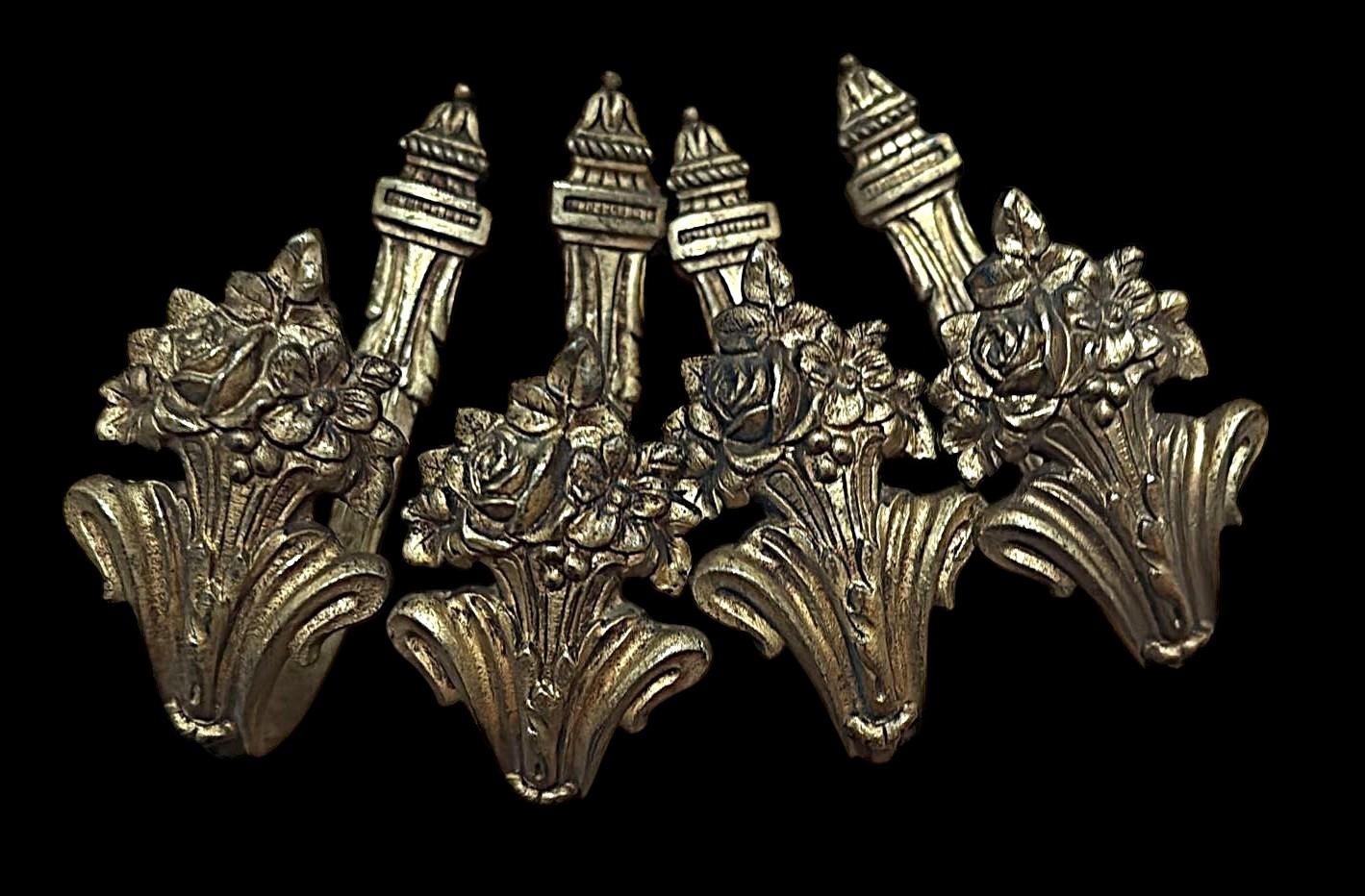 Vier französische Vorhanghalterungen im Louis-XVI.-Stil aus gemeißelter und vergoldeter Bronze (Louis XVI.) im Angebot