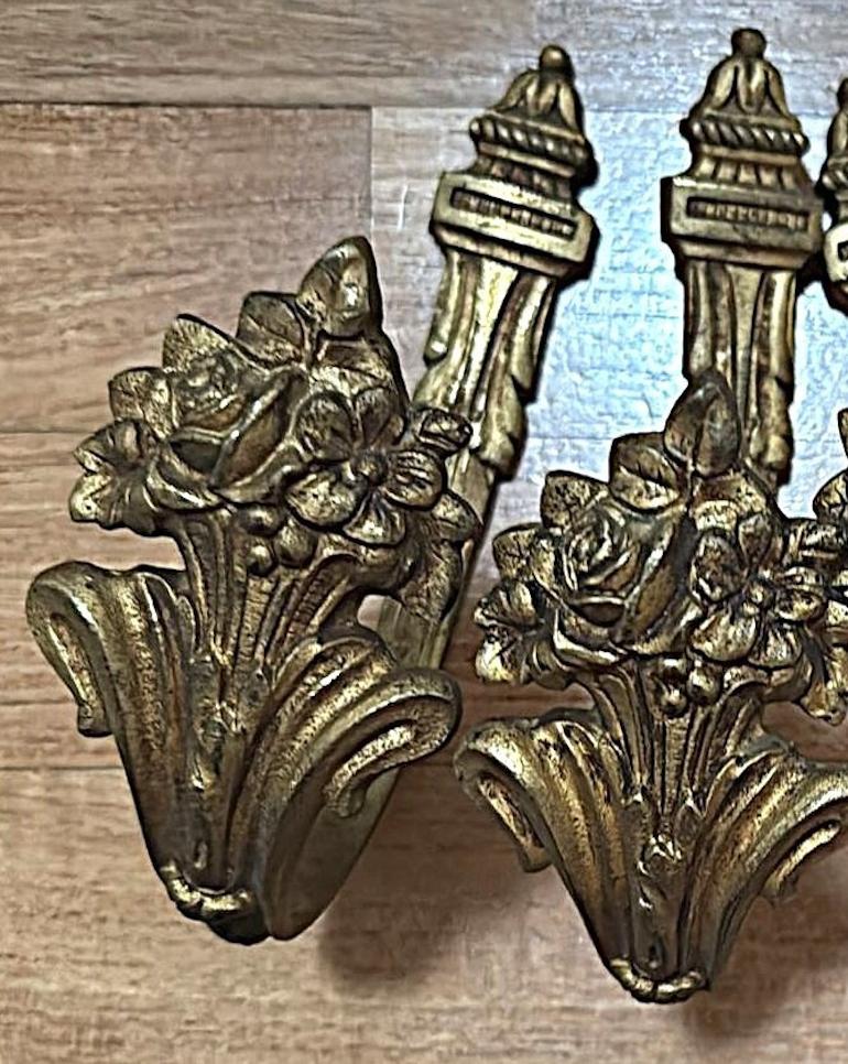 Vier französische Vorhanghalterungen im Louis-XVI.-Stil aus gemeißelter und vergoldeter Bronze (Französisch) im Angebot