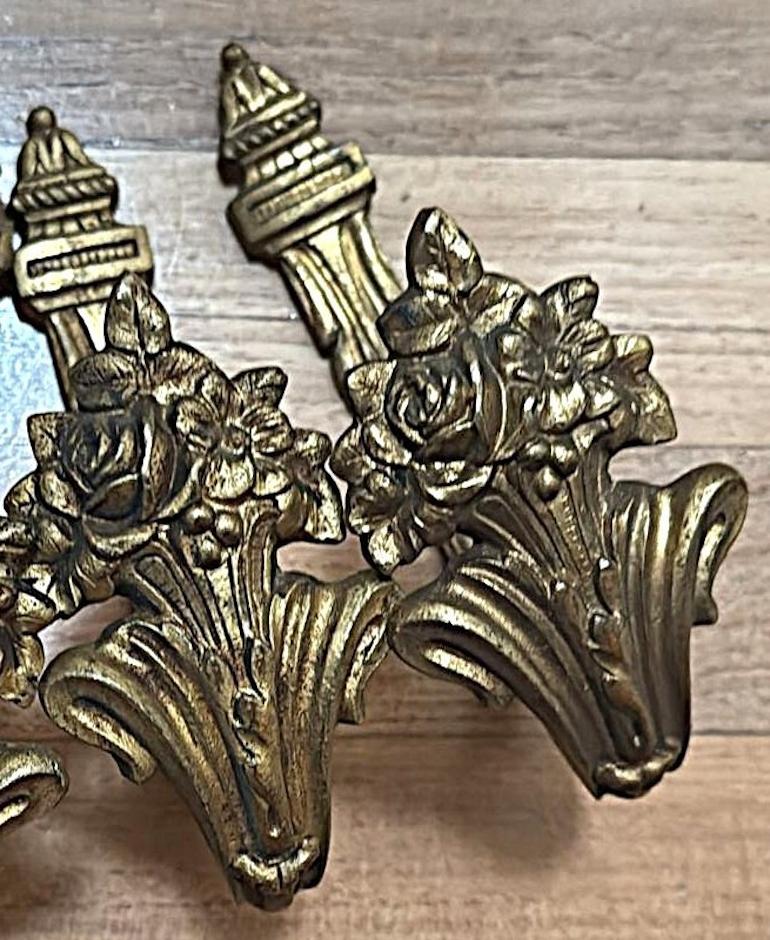 Vier französische Vorhanghalterungen im Louis-XVI.-Stil aus gemeißelter und vergoldeter Bronze (Vergoldet) im Angebot