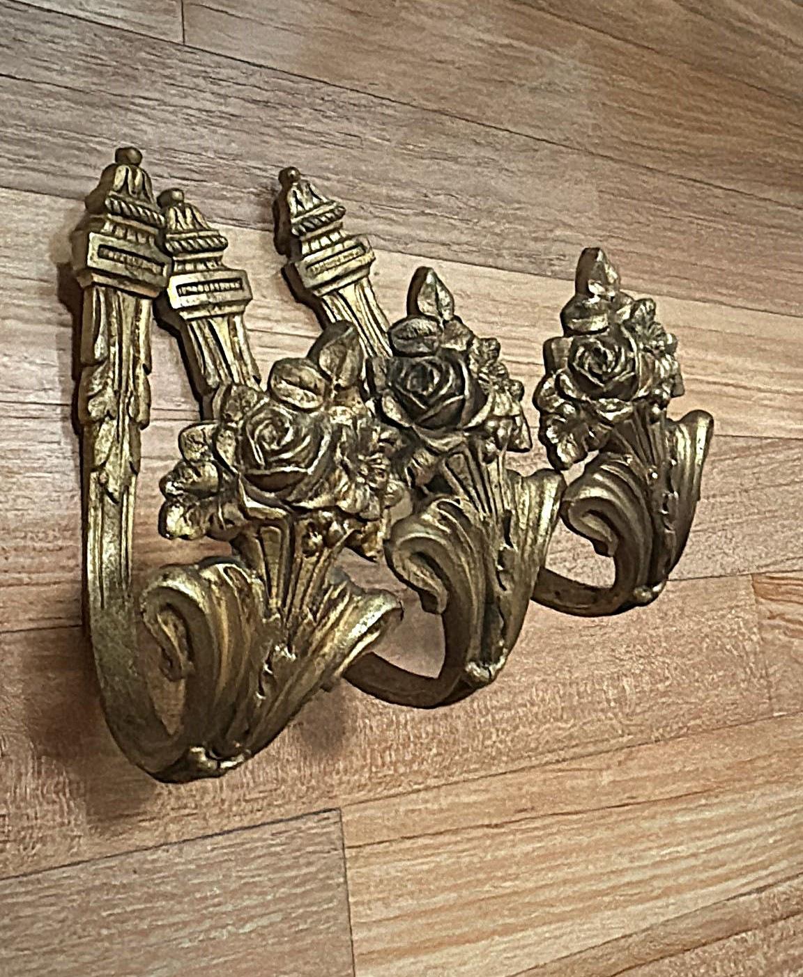Vier französische Vorhanghalterungen im Louis-XVI.-Stil aus gemeißelter und vergoldeter Bronze im Zustand „Gut“ im Angebot in Prato, Tuscany