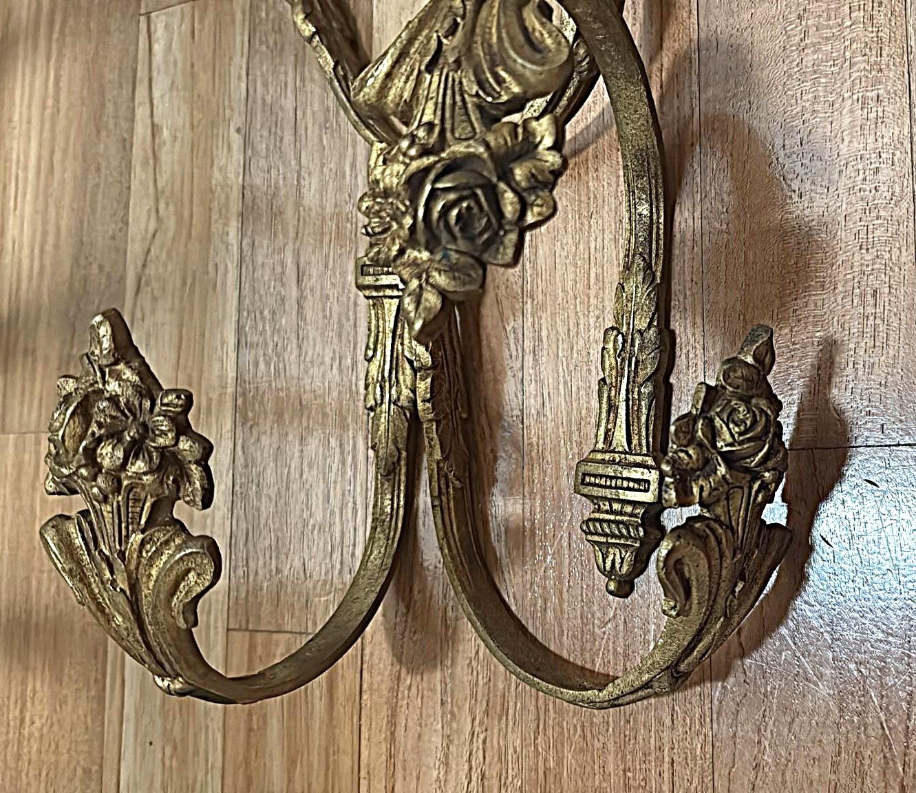Vier französische Vorhanghalterungen im Louis-XVI.-Stil aus gemeißelter und vergoldeter Bronze (19. Jahrhundert) im Angebot