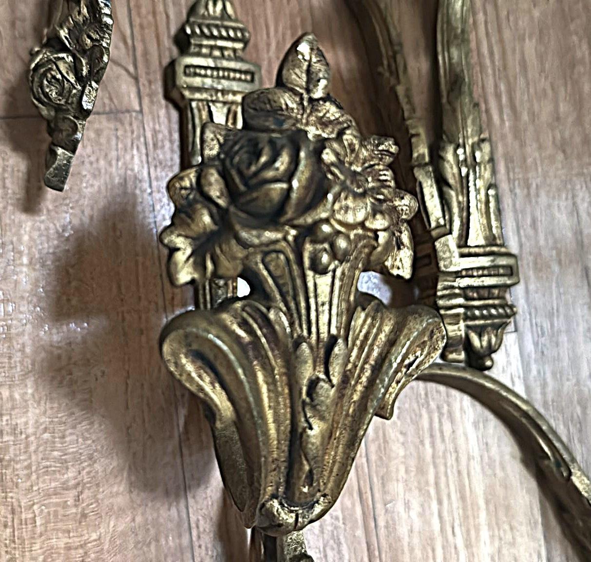 Vier französische Vorhanghalterungen im Louis-XVI.-Stil aus gemeißelter und vergoldeter Bronze im Angebot 2