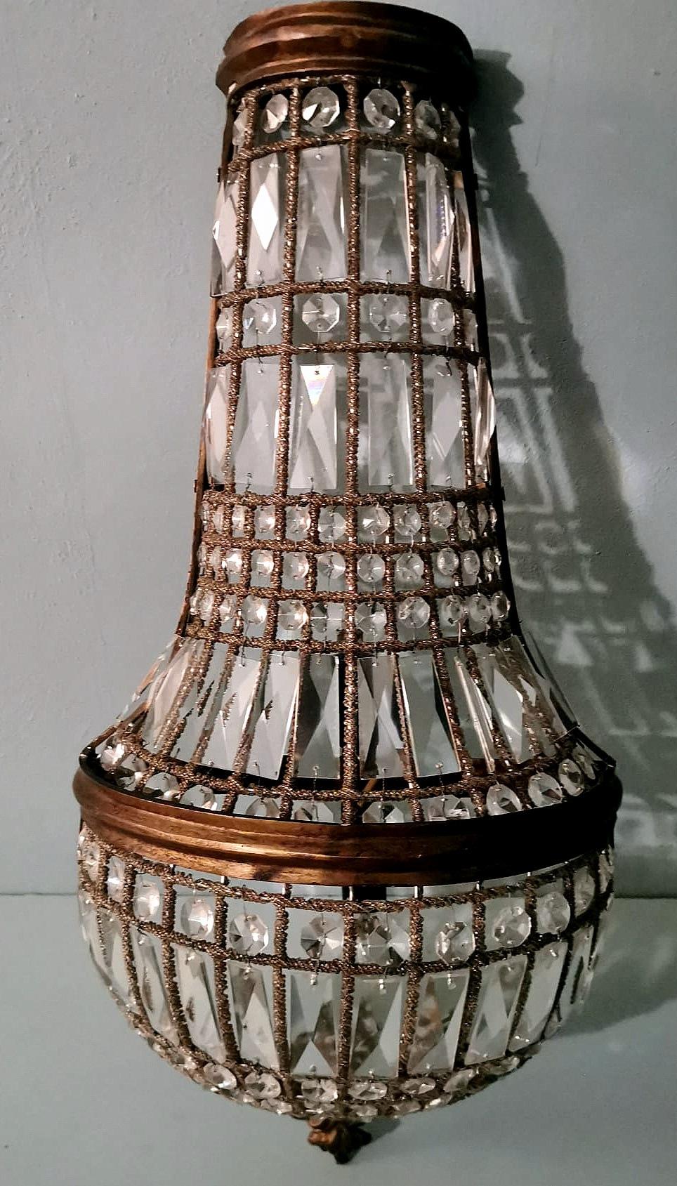 We kindly suggest that you read the entire description, as we aim to provide you with detailed technical and historical information to guarantee the authenticity of our objects.
This elegant and refined French wall sconce features the classic