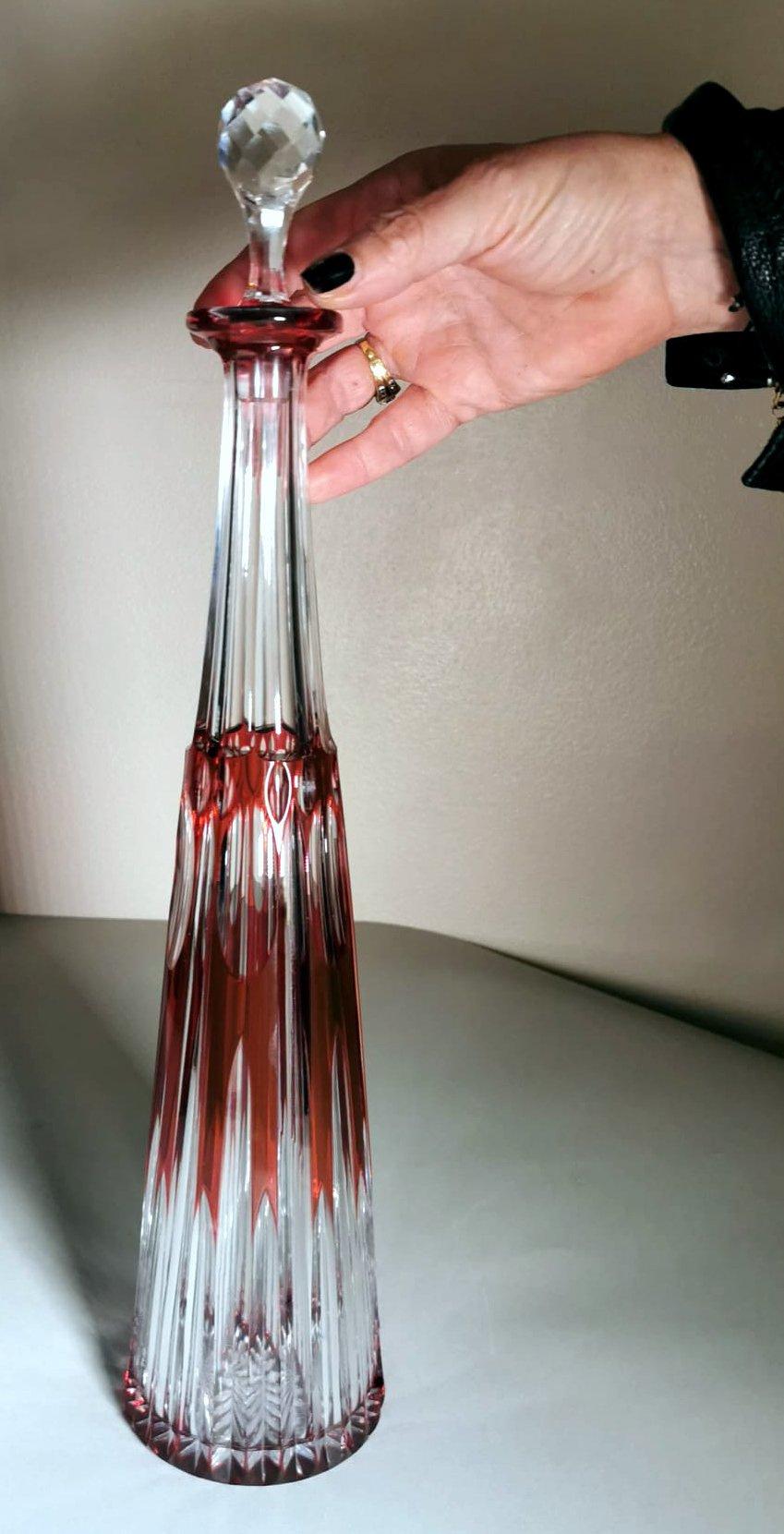 Französische Flasche im Stil Louis XVI. aus handgeschliffenem und rotem Kristall im Angebot 13