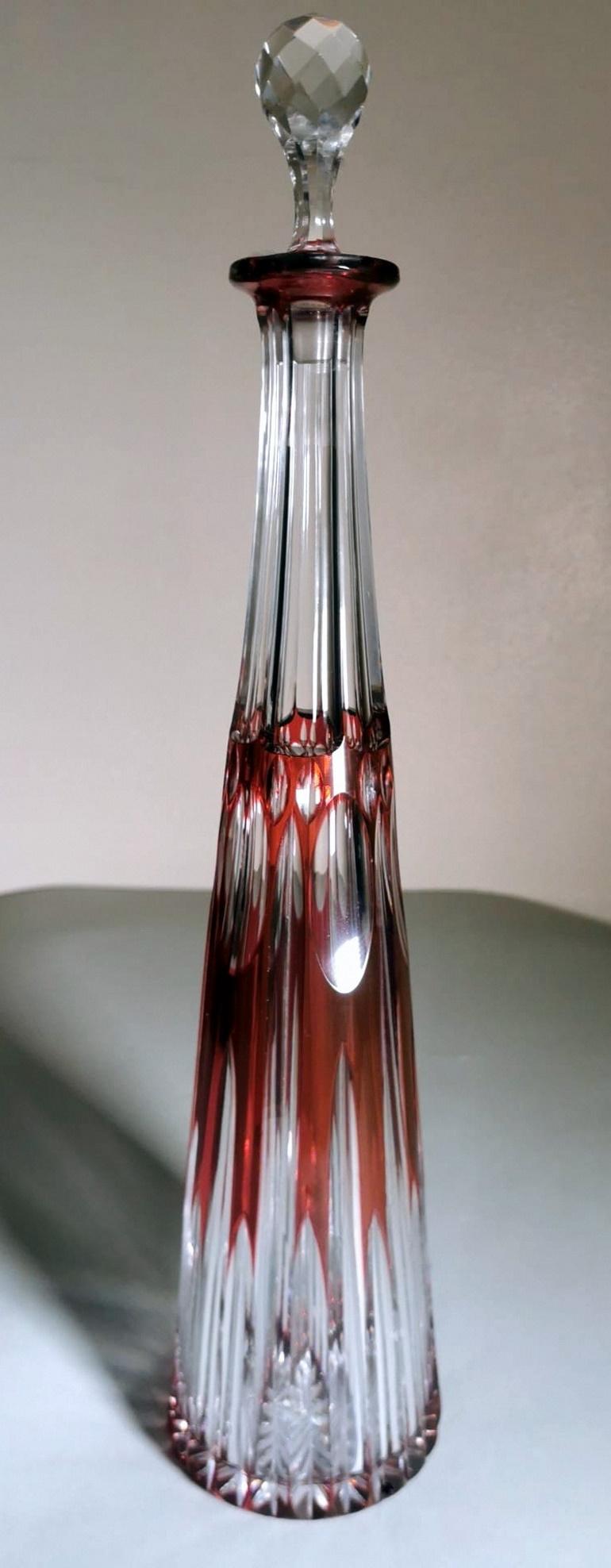 Französische Flasche im Stil Louis XVI. aus handgeschliffenem und rotem Kristall (Handgefertigt) im Angebot