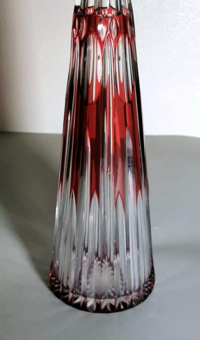 Französische Flasche im Stil Louis XVI. aus handgeschliffenem und rotem Kristall im Angebot 1