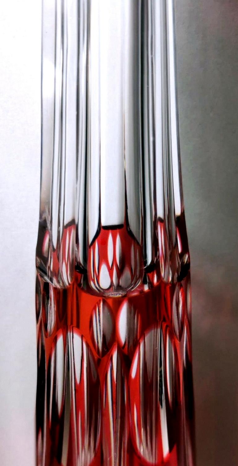 Französische Flasche im Stil Louis XVI. aus handgeschliffenem und rotem Kristall im Angebot 3