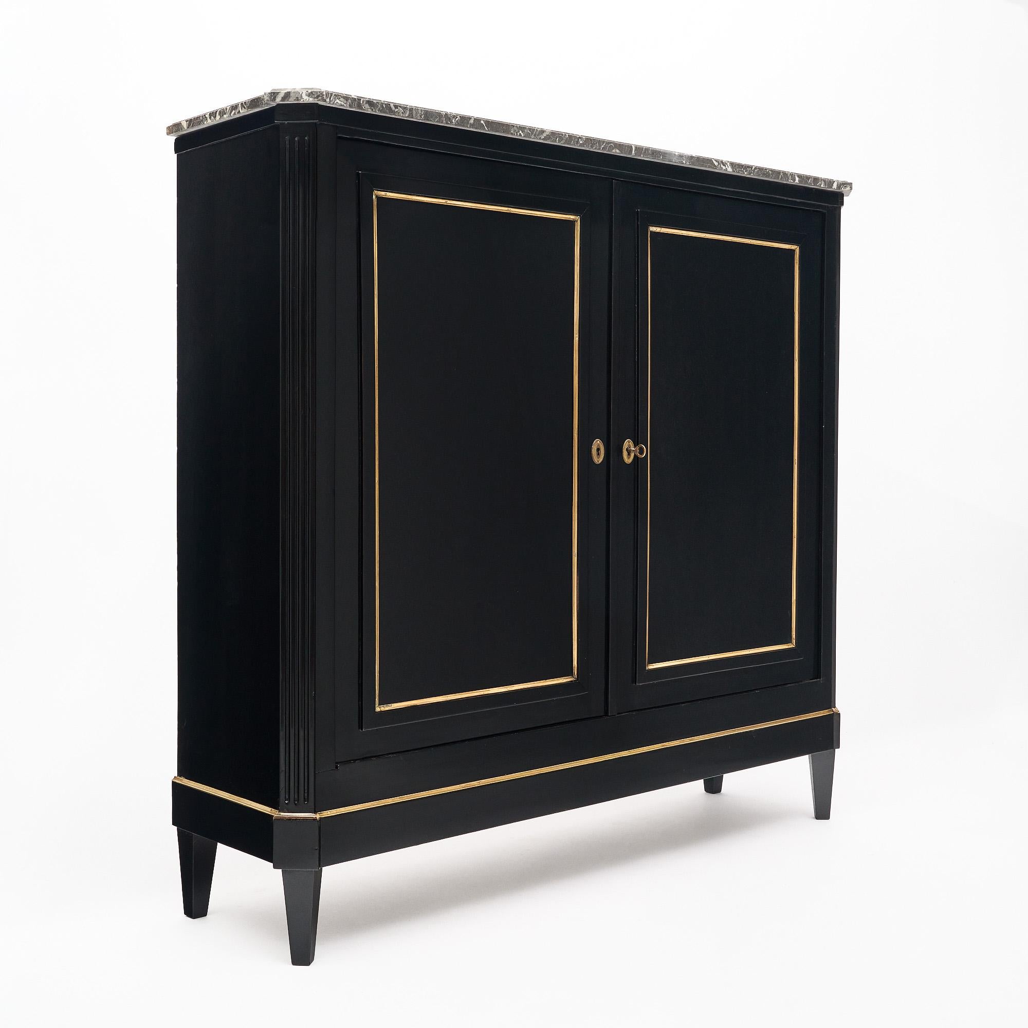 Buffet francese in stile Luigi XVI. Questo pezzo è realizzato in mogano massiccio che è stato ebanizzato e rifinito con una lucentezza francese di qualità museale. Ci sono due porte che si aprono su scaffali interni in Wood. Le porte sono rifinite
