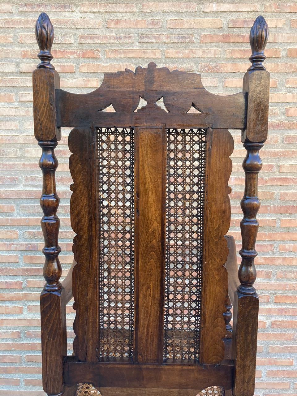 Poltrona francese in stile Luigi XVI in legno di noce intagliato con seduta in giunco in vendita 2