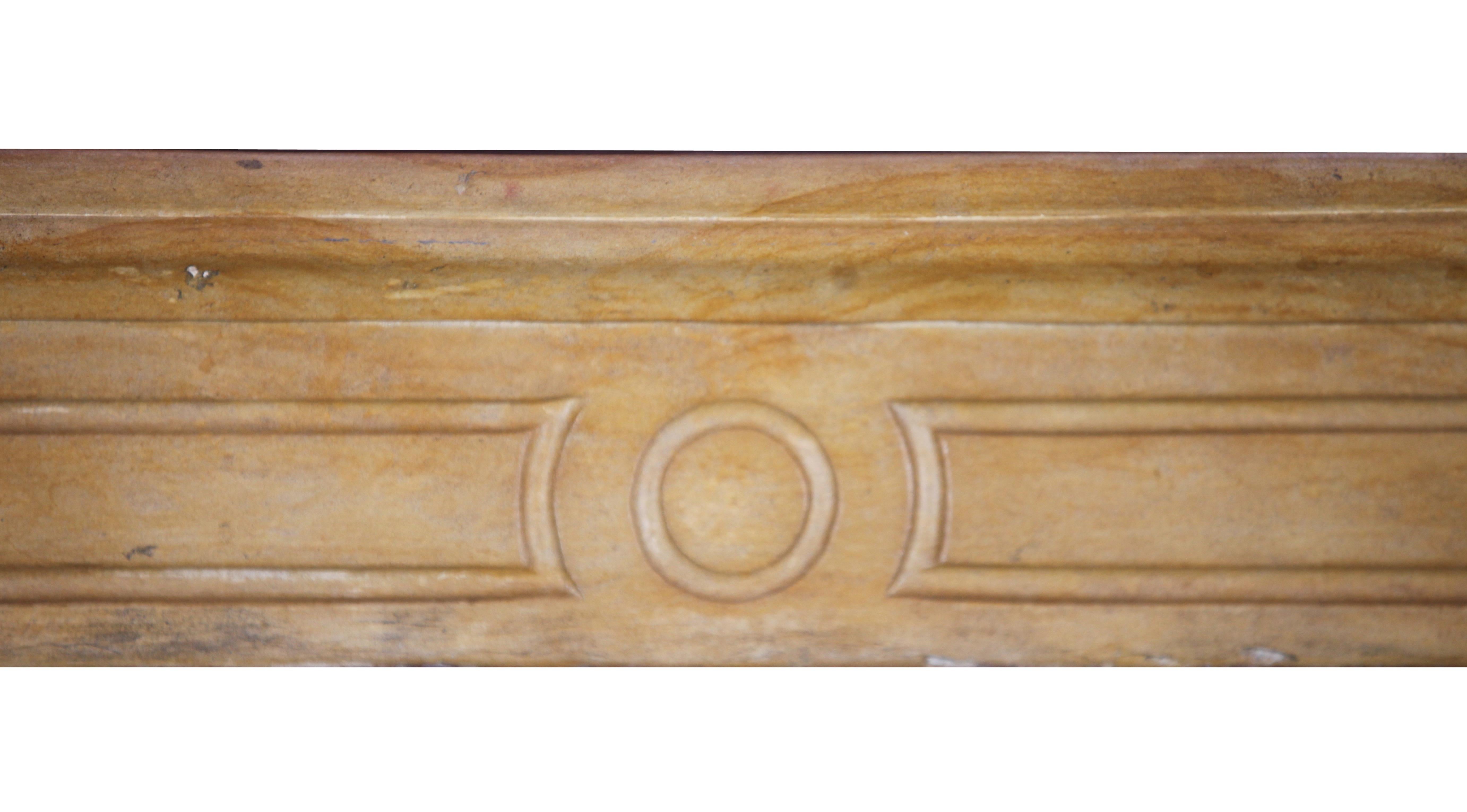 Una piccola e delicata cornice d'epoca per caminetto in stile Luigi XVI dell'inizio del XIX secolo. Il calcare duro color miele di Borgogna è levigato e ha una sensazione setosa quando lo si tocca.
Misure:
122 cm di larghezza esterna 48,03