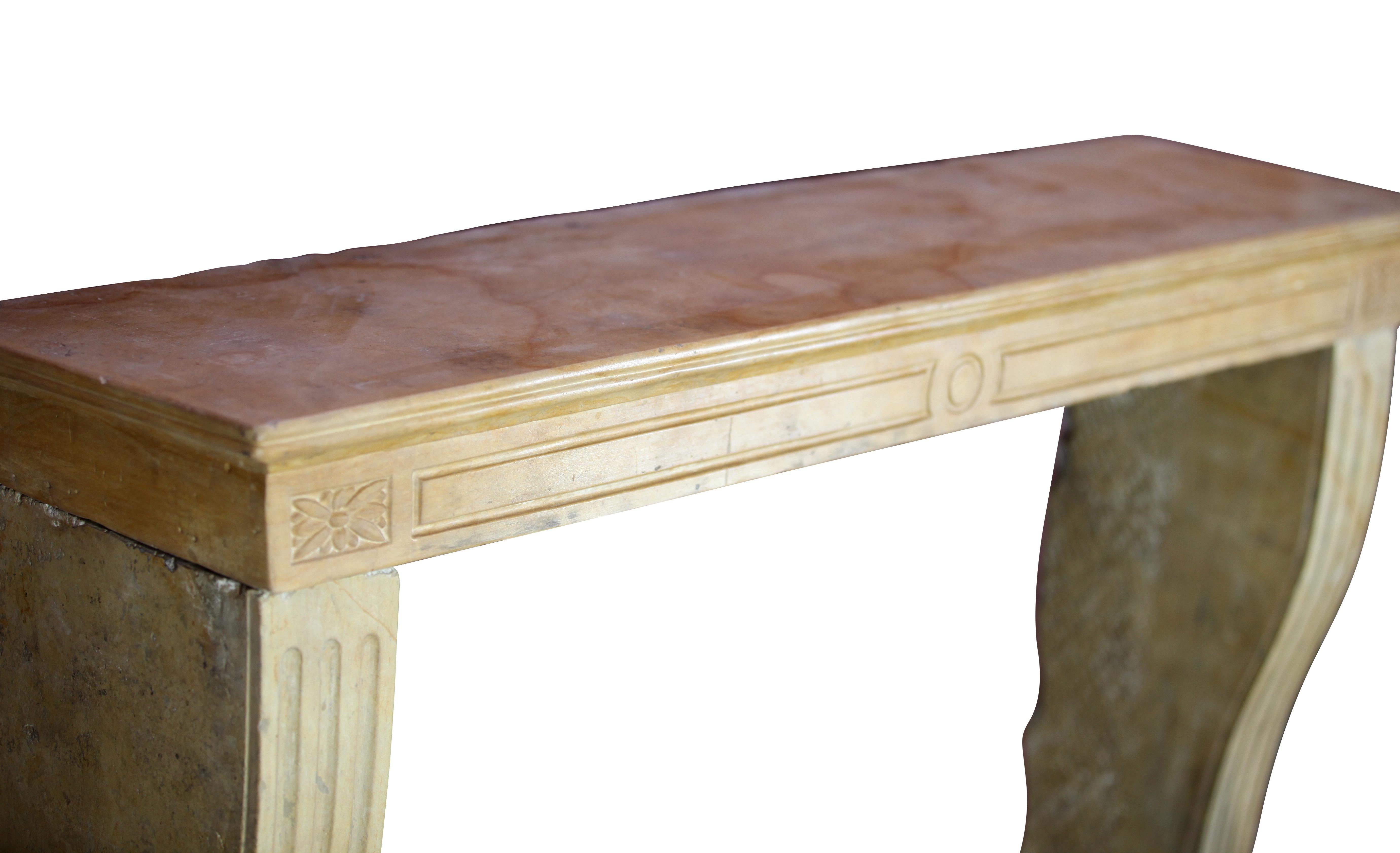 Calcare Cornice per caminetto in pietra calcarea classica francese in stile Luigi XVI in vendita