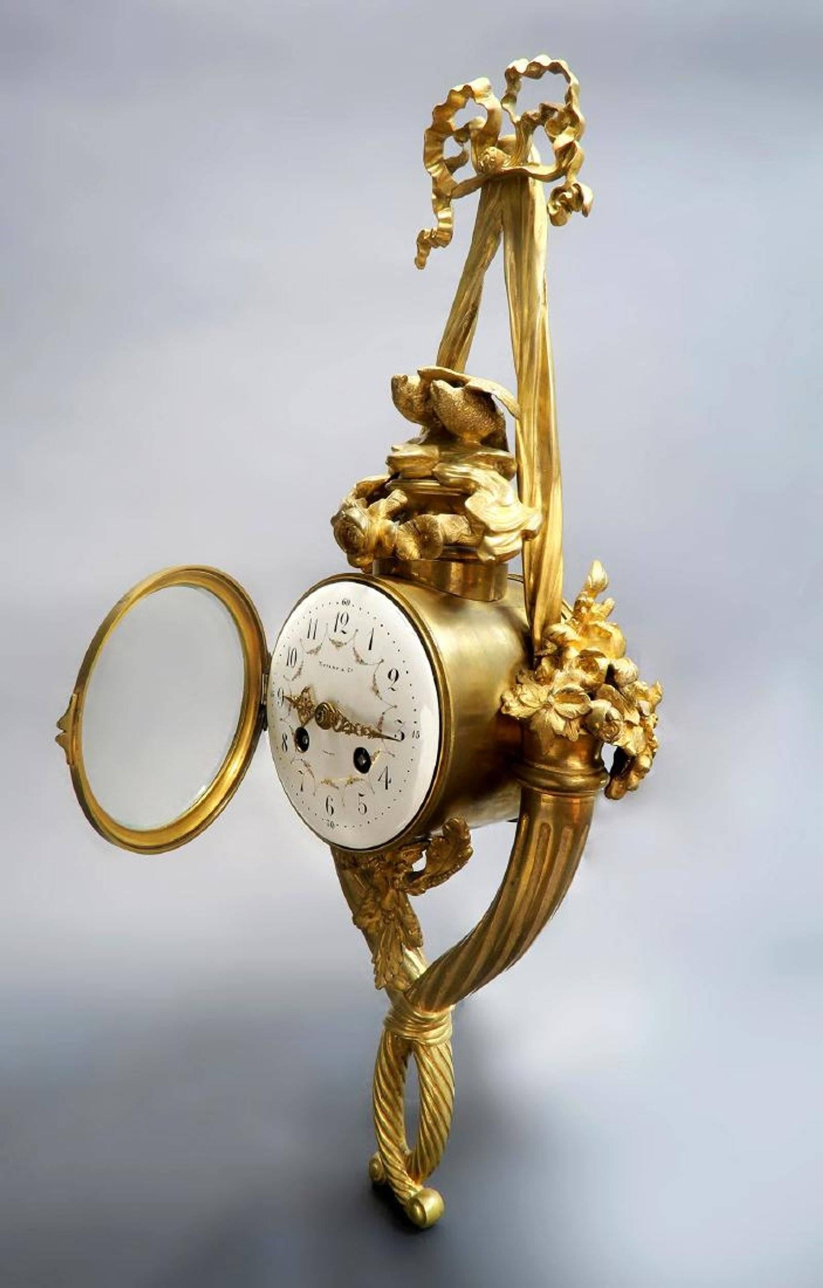 Louis XVI style gilt bronze cartel wall clock retailed by Tiffany and Co,
French, 19th century.

Excellent condition.

Measures: H 20