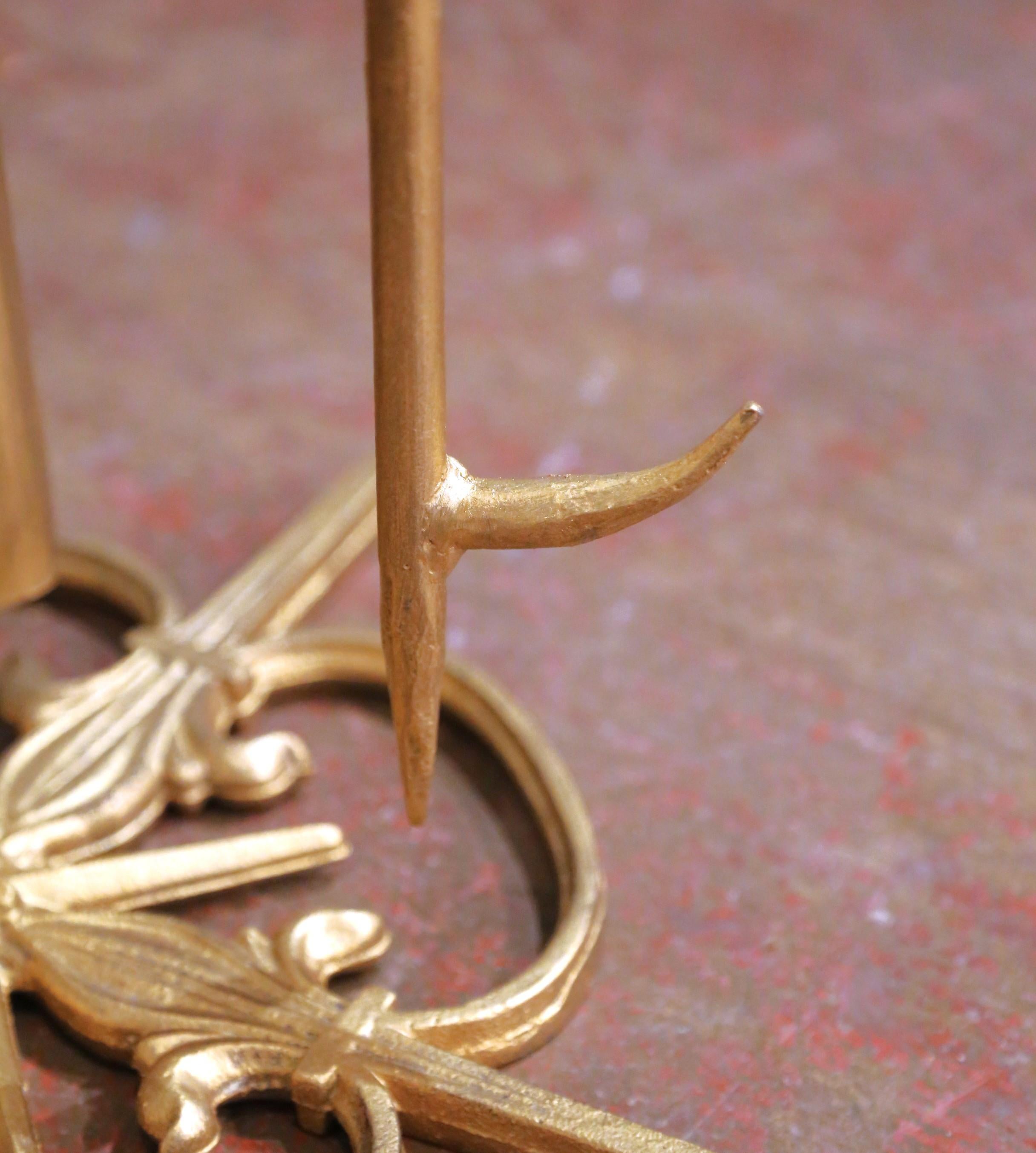 Set di utensili per caminetto in metallo dorato in stile Luigi XVI con motivi floreali in vendita 3