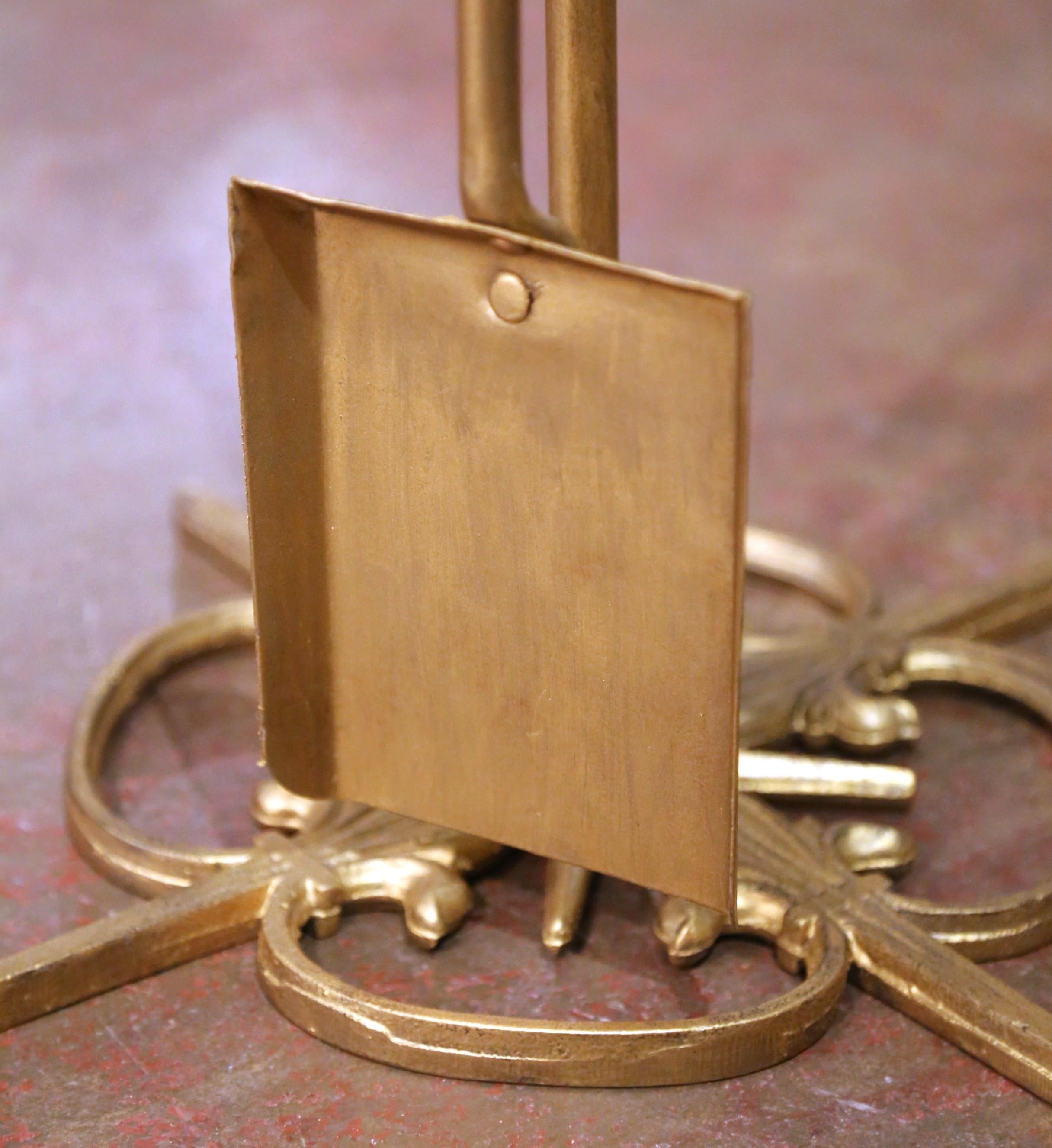 Set di utensili per caminetto in metallo dorato in stile Luigi XVI con motivi floreali in vendita 4