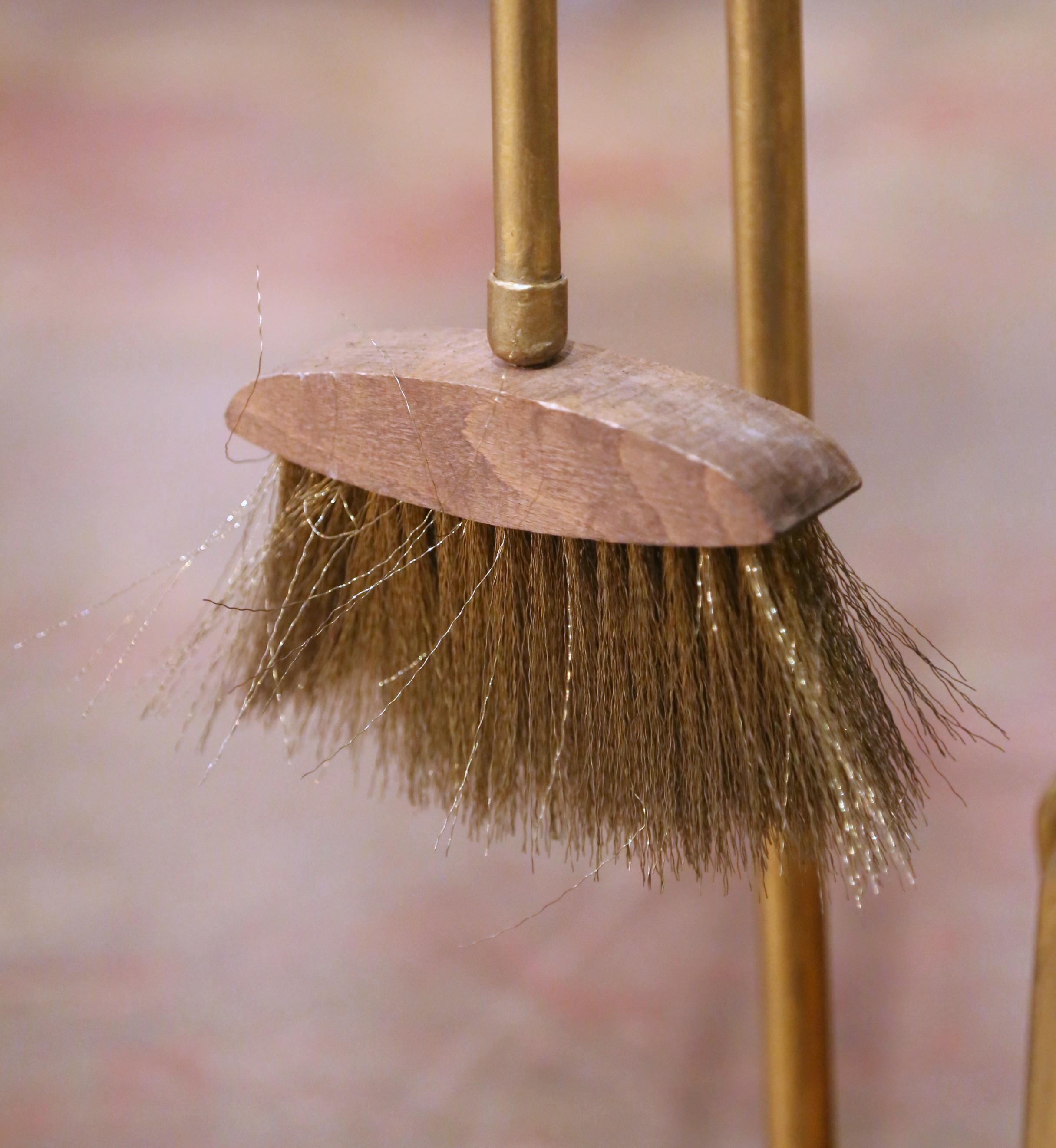 Set di utensili per caminetto in metallo dorato in stile Luigi XVI con motivi floreali in vendita 5