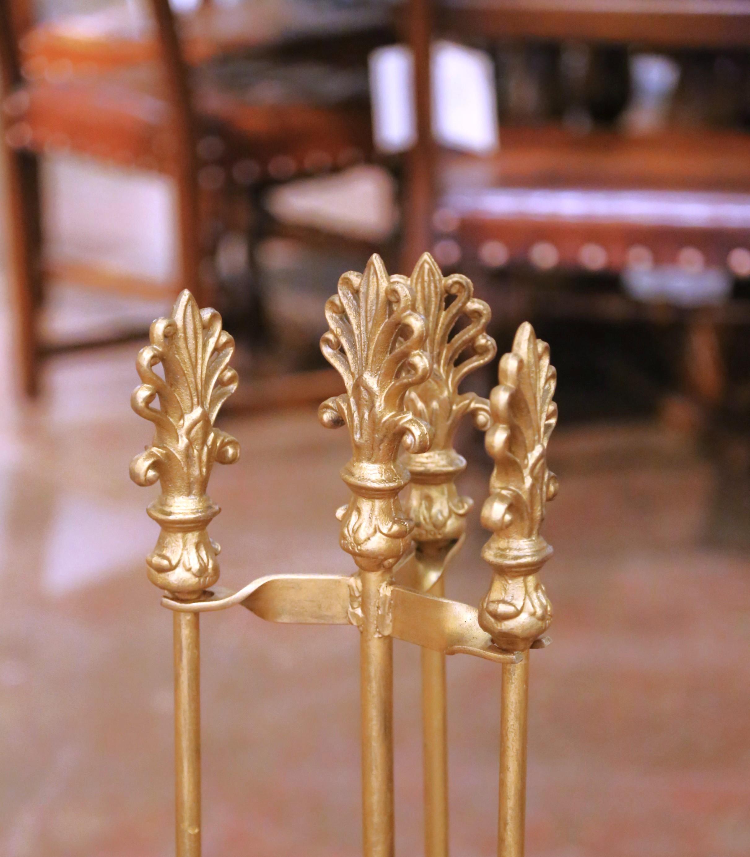 Francese Set di utensili per caminetto in metallo dorato in stile Luigi XVI con motivi floreali in vendita