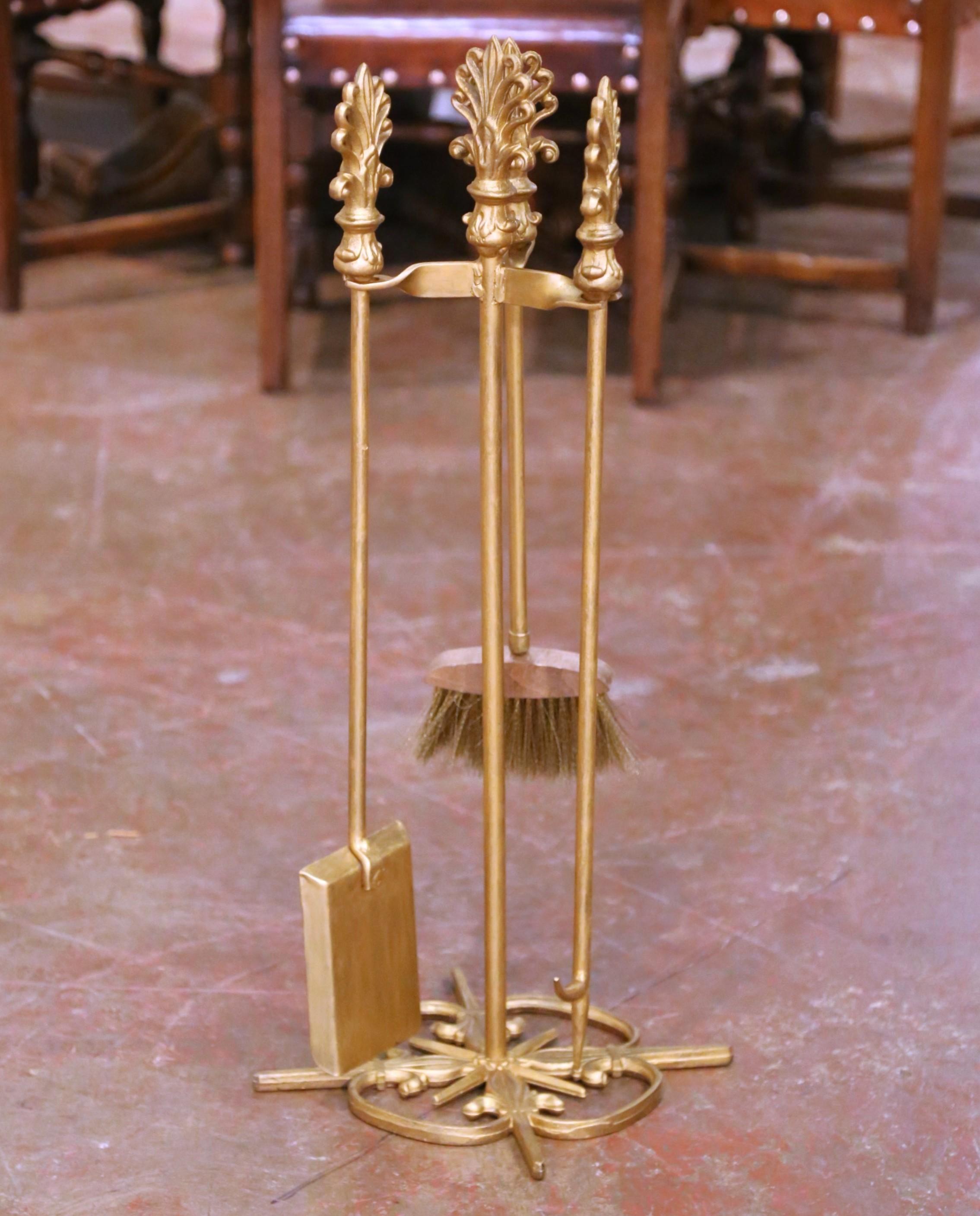 Set di utensili per caminetto in metallo dorato in stile Luigi XVI con motivi floreali In condizioni ottime in vendita a Dallas, TX