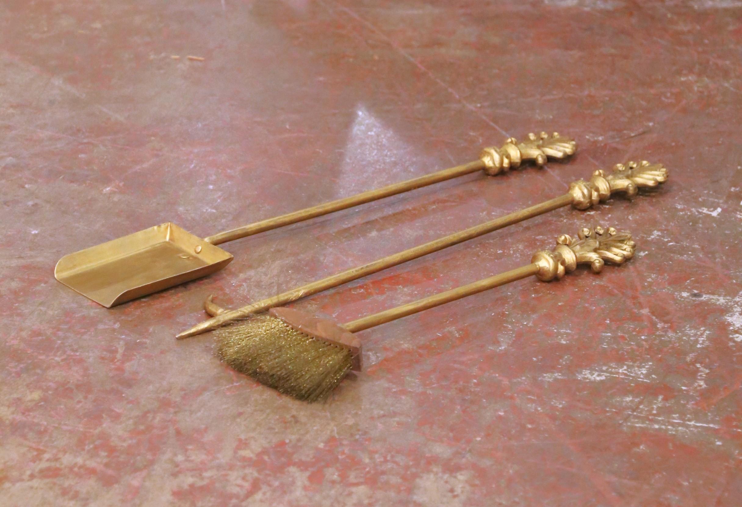 XX secolo Set di utensili per caminetto in metallo dorato in stile Luigi XVI con motivi floreali in vendita