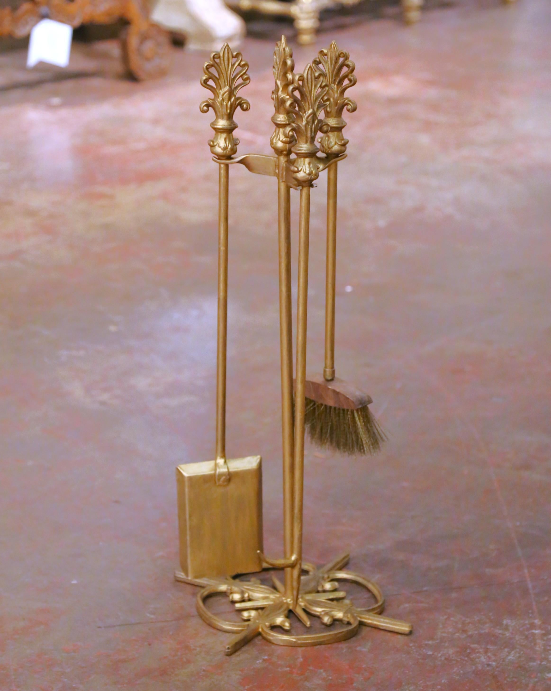 Metallo Set di utensili per caminetto in metallo dorato in stile Luigi XVI con motivi floreali in vendita