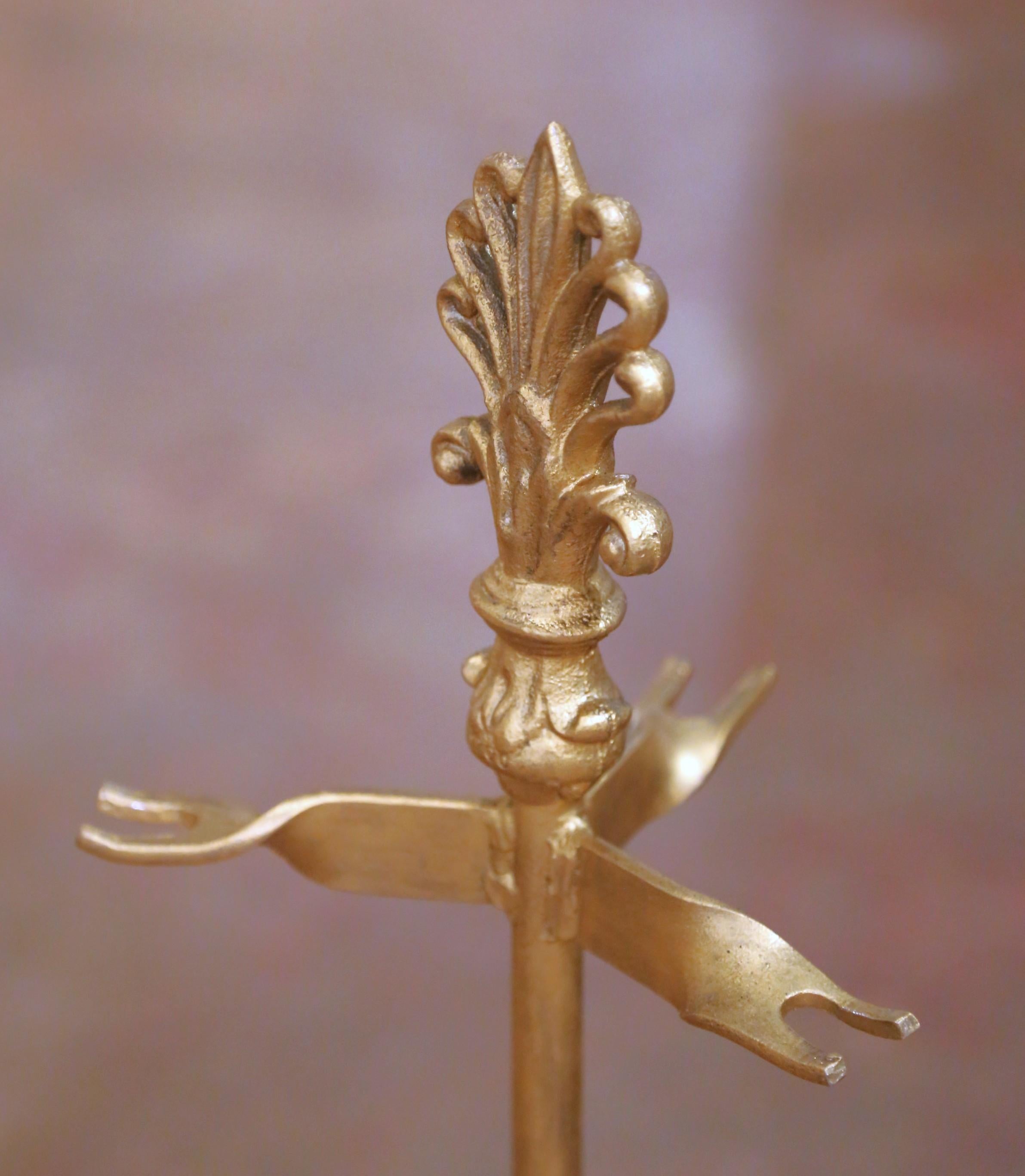 Set di utensili per caminetto in metallo dorato in stile Luigi XVI con motivi floreali in vendita 1