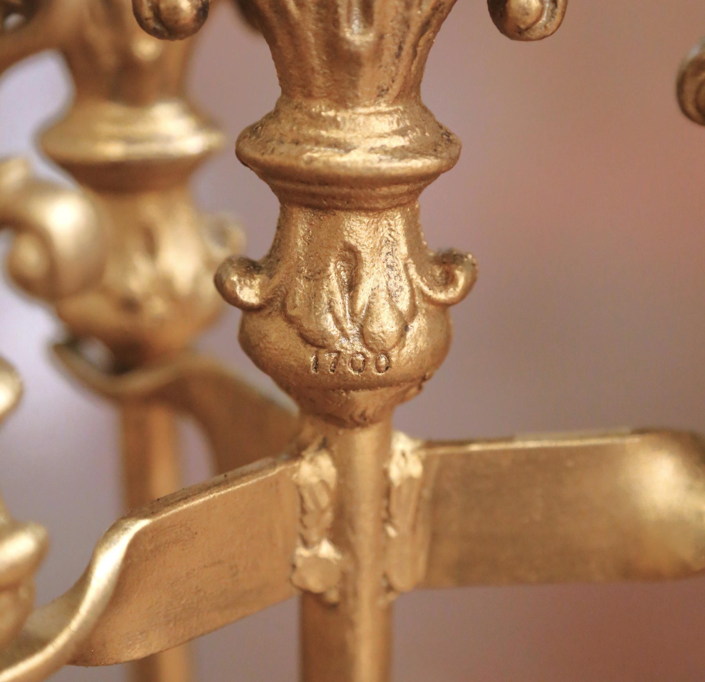 Set di utensili per caminetto in metallo dorato in stile Luigi XVI con motivi floreali in vendita 2