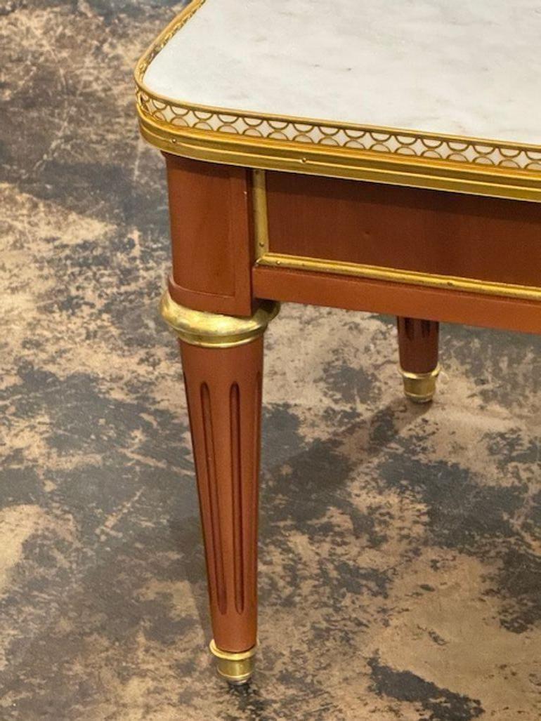 Français Table basse française de style Louis XVI en acajou et marbre en vente