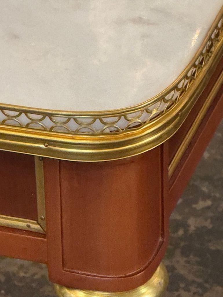 Table basse française de style Louis XVI en acajou et marbre Bon état - En vente à Dallas, TX