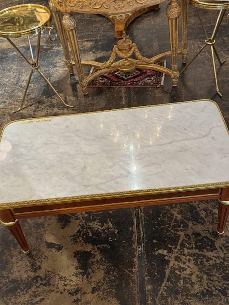 20ième siècle Table basse française de style Louis XVI en acajou et marbre en vente