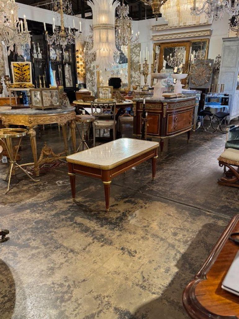 Marbre Table basse française de style Louis XVI en acajou et marbre en vente