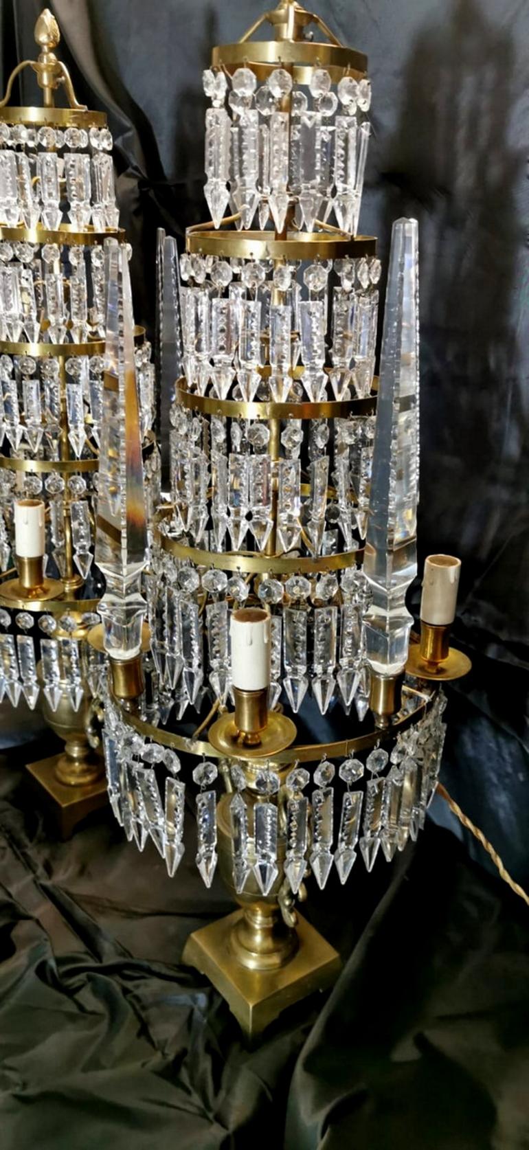 Français Paire de Girandoles en cristal et bronze de style Louis XVI en vente