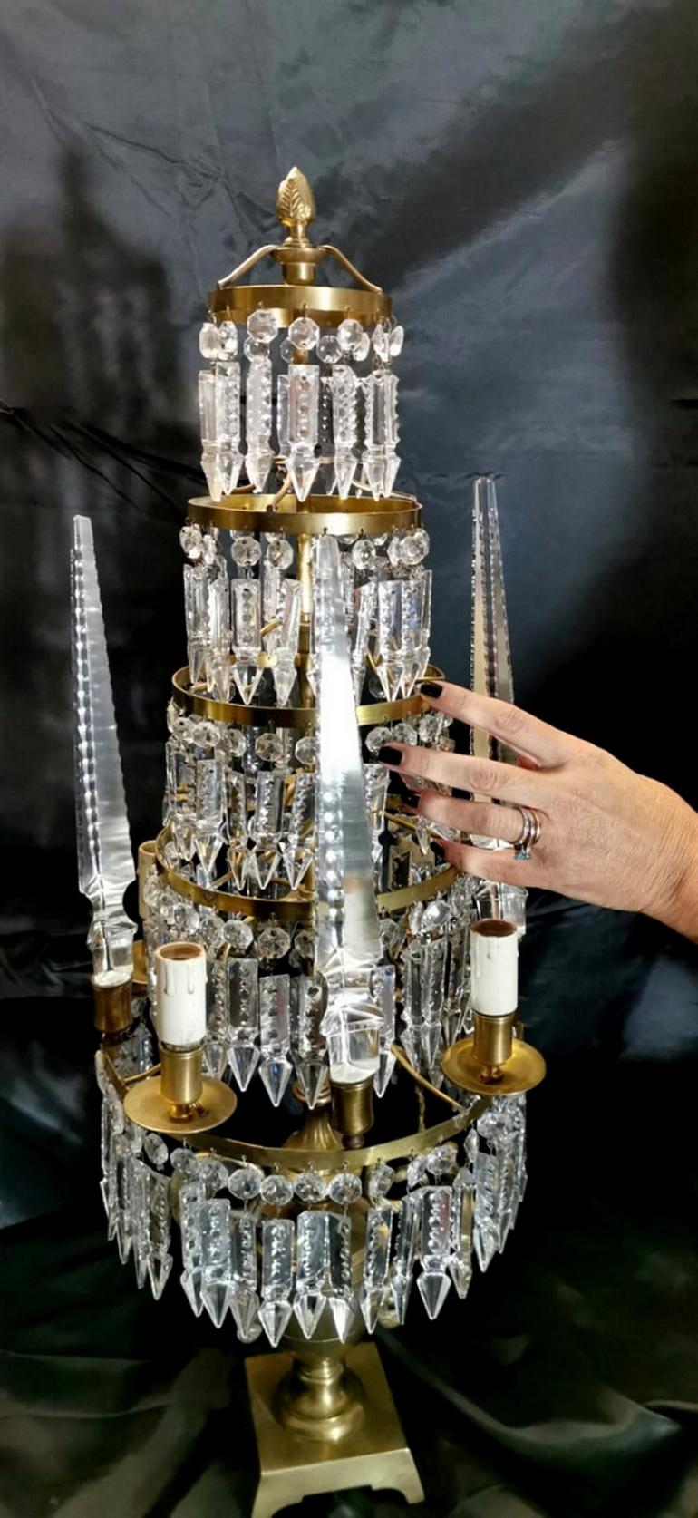 20ième siècle Paire de Girandoles en cristal et bronze de style Louis XVI en vente