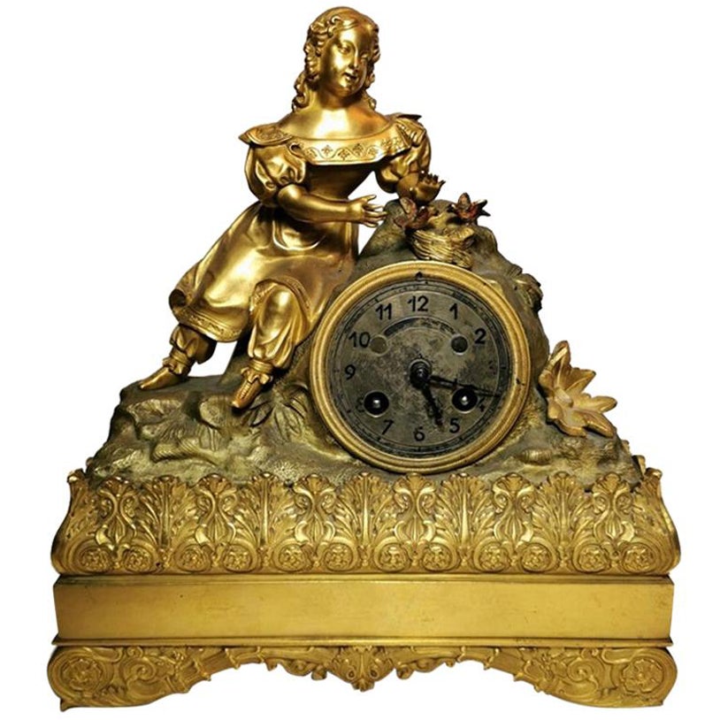 Orologio da tavolo francese in stile Luigi XVI in bronzo dorato