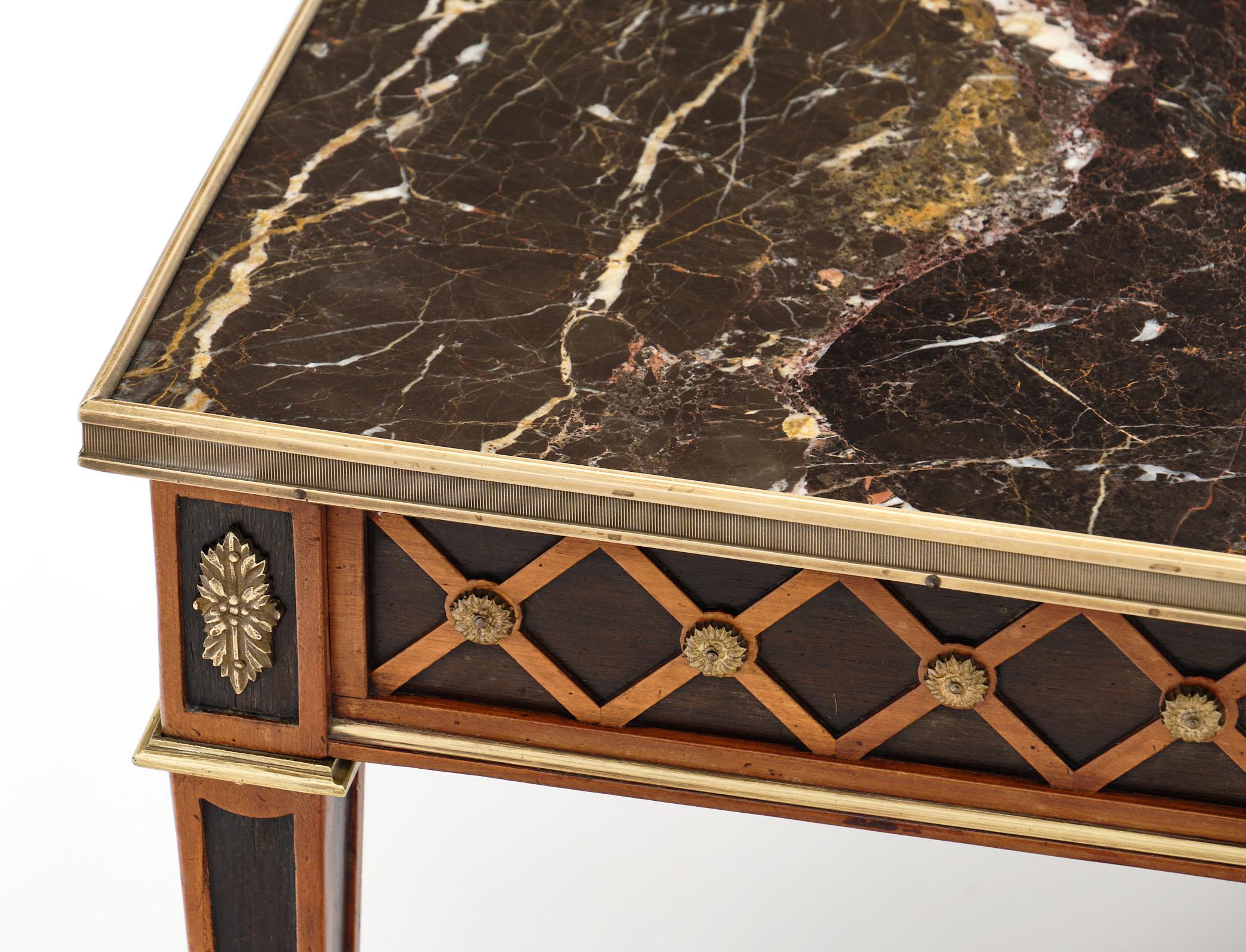 Mesa de centro francesa con tapa de mármol estilo Luis XVI siglo XX en venta