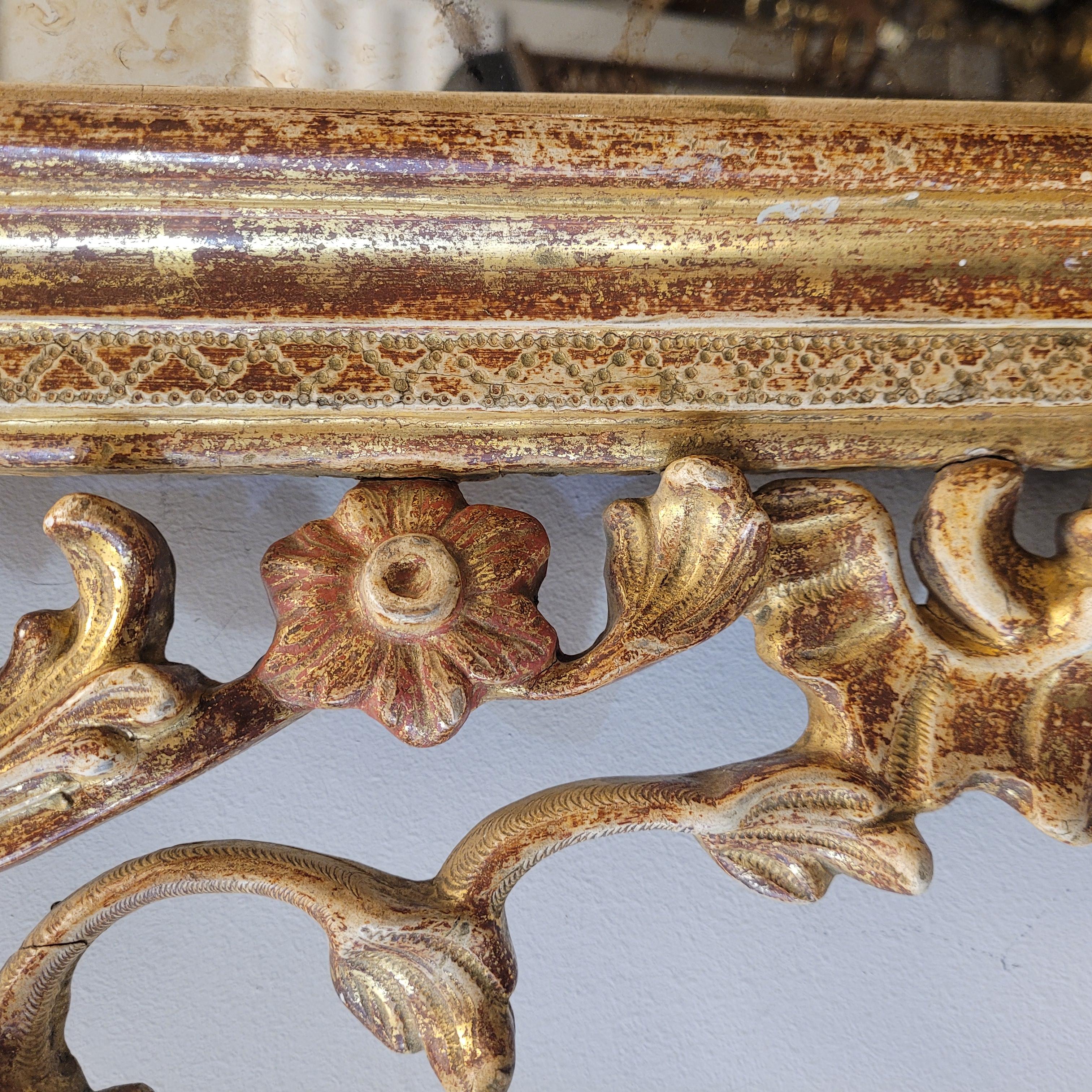 Specchio francese da parete in stile Luigi XVI  legno intagliato e dorato in vendita 4