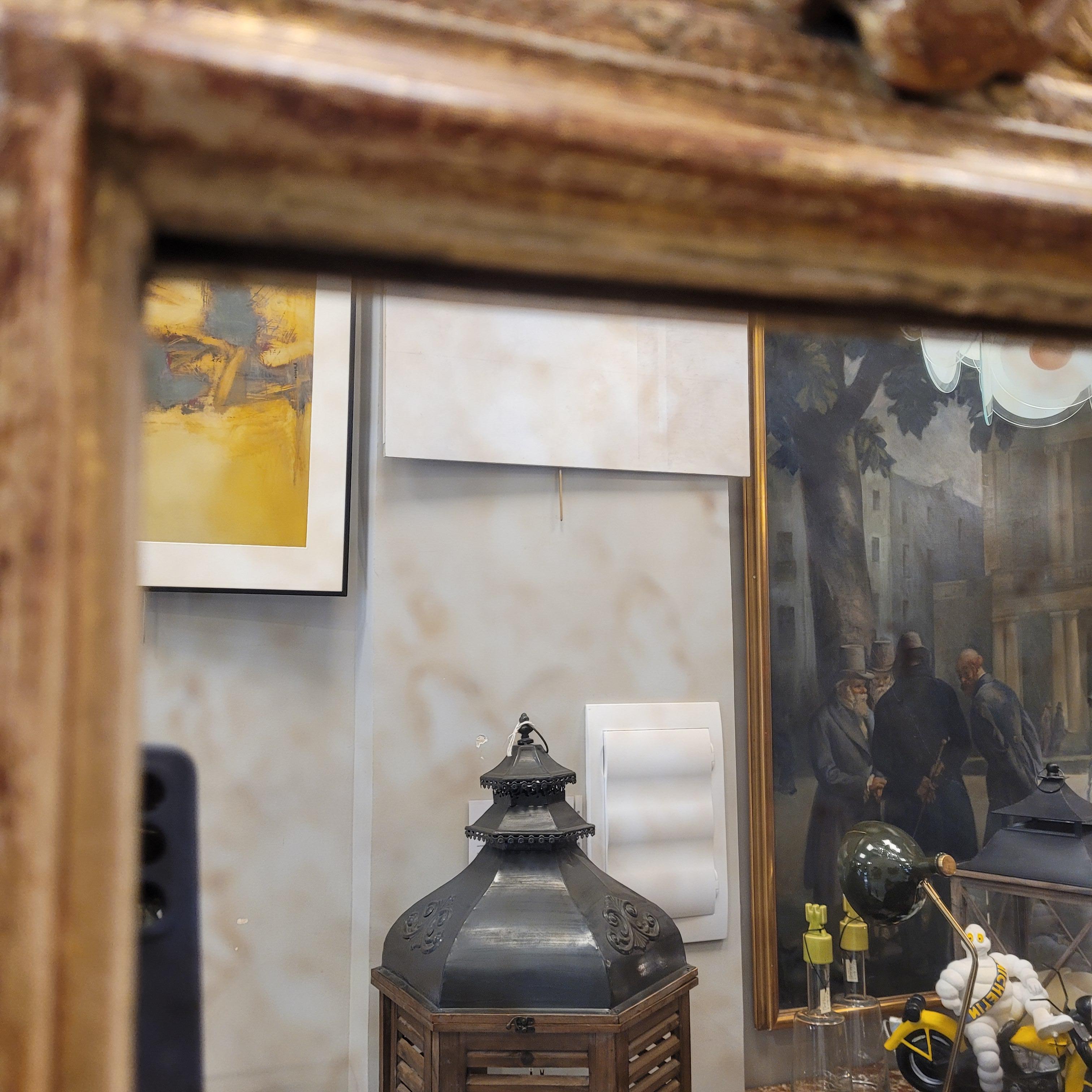 Specchio francese da parete in stile Luigi XVI  legno intagliato e dorato in vendita 5