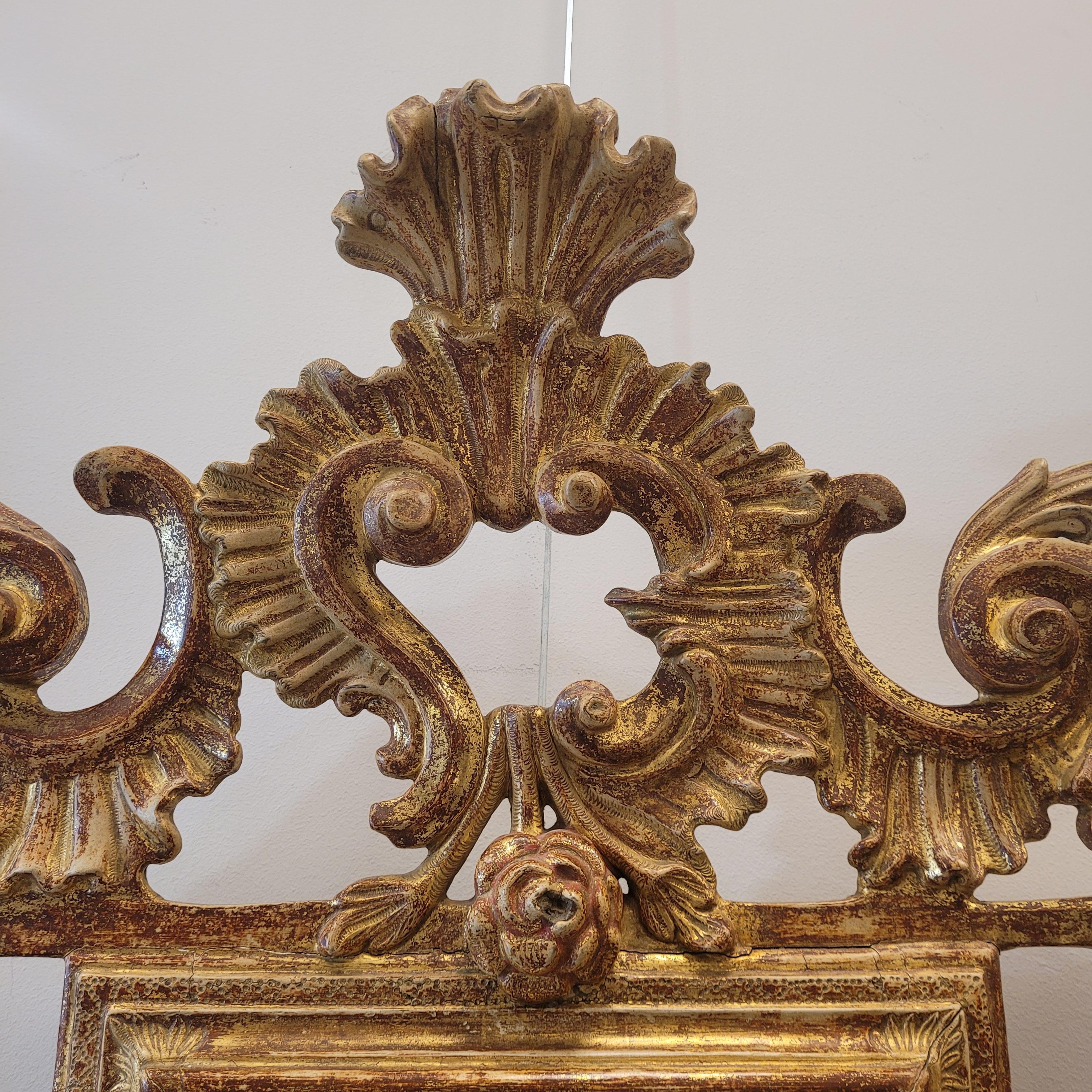 Specchio francese da parete in stile Luigi XVI  legno intagliato e dorato in vendita 6