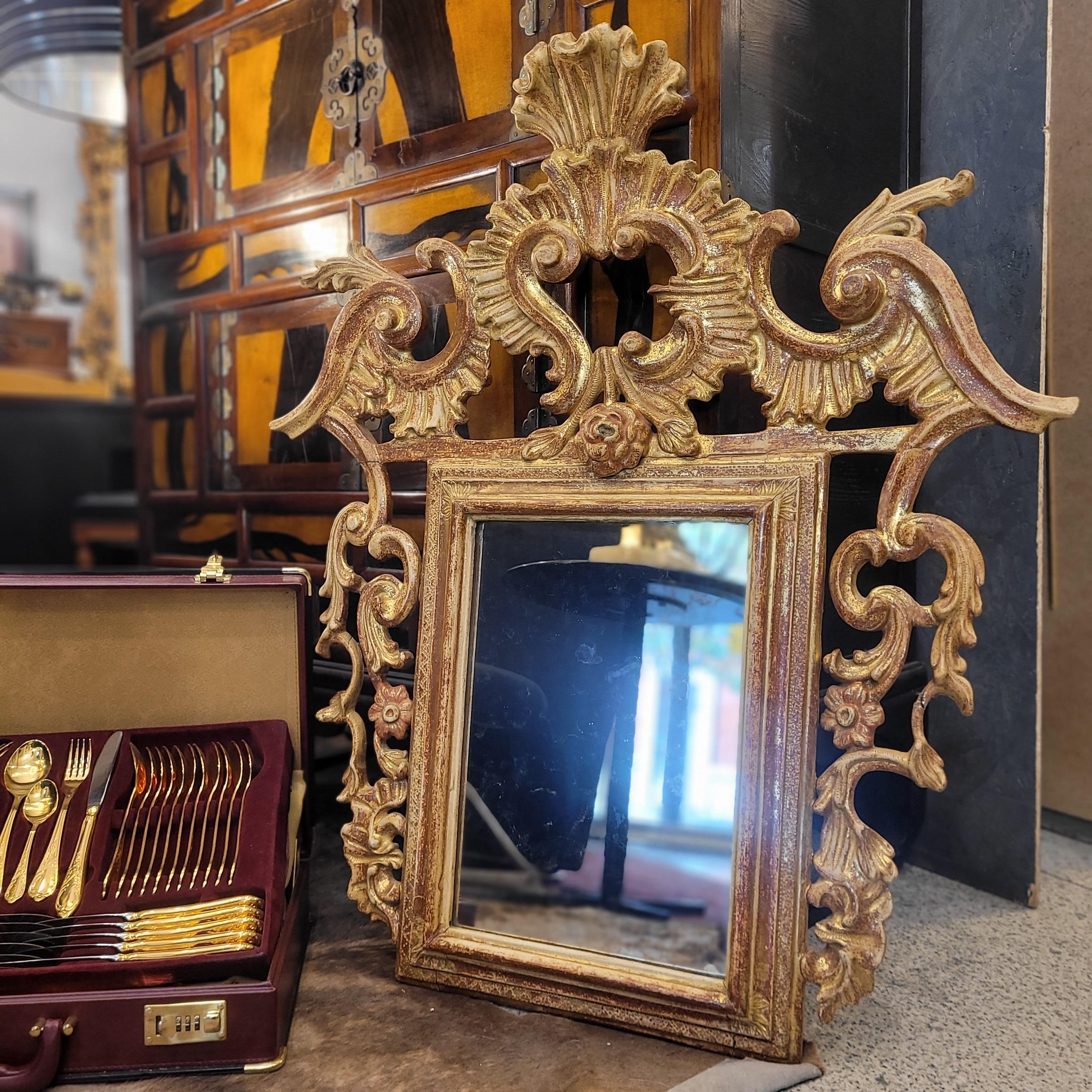 Specchio francese da parete in stile Luigi XVI  legno intagliato e dorato in vendita 9