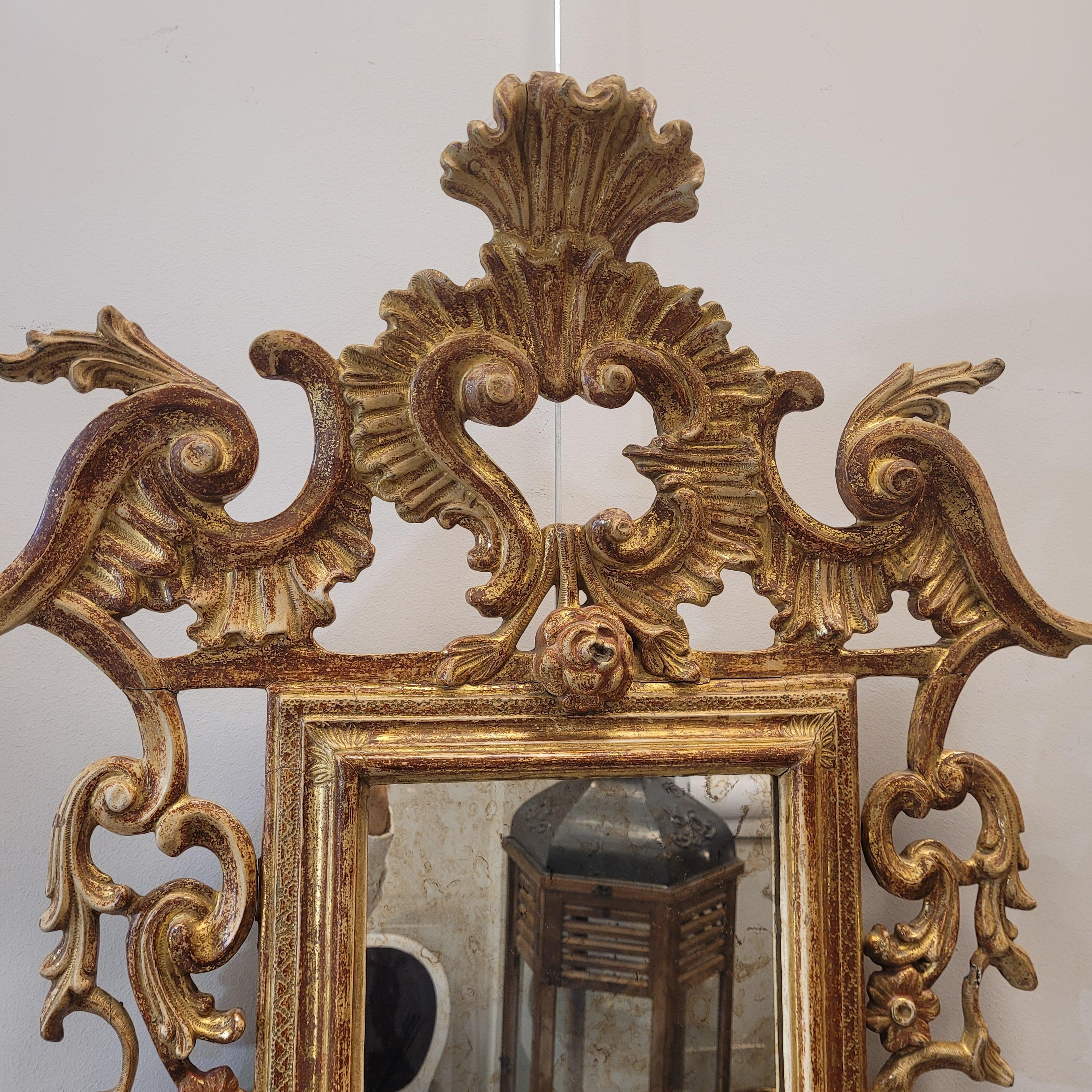 Fatto a mano Specchio francese da parete in stile Luigi XVI  legno intagliato e dorato in vendita