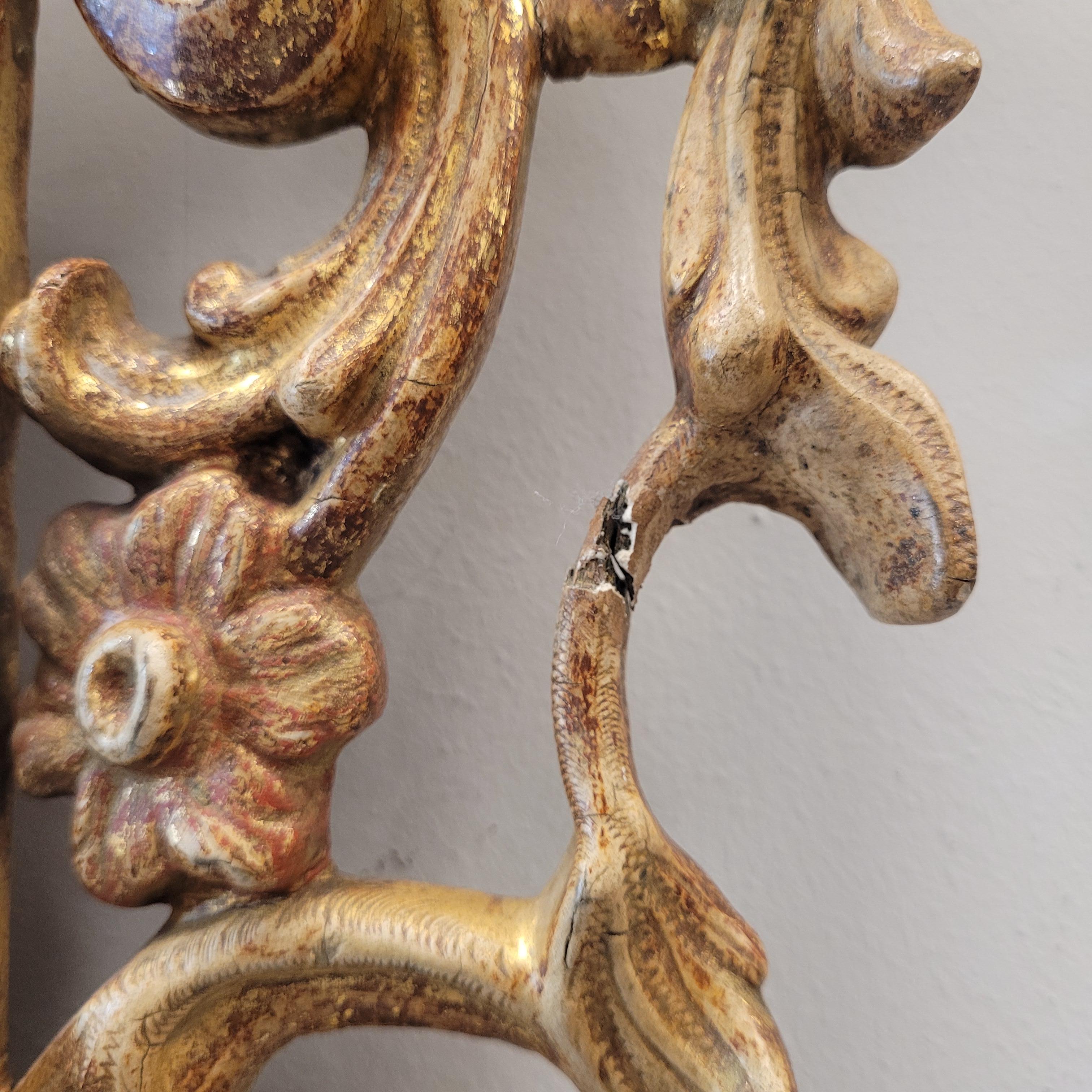 Specchio francese da parete in stile Luigi XVI  legno intagliato e dorato in vendita 1