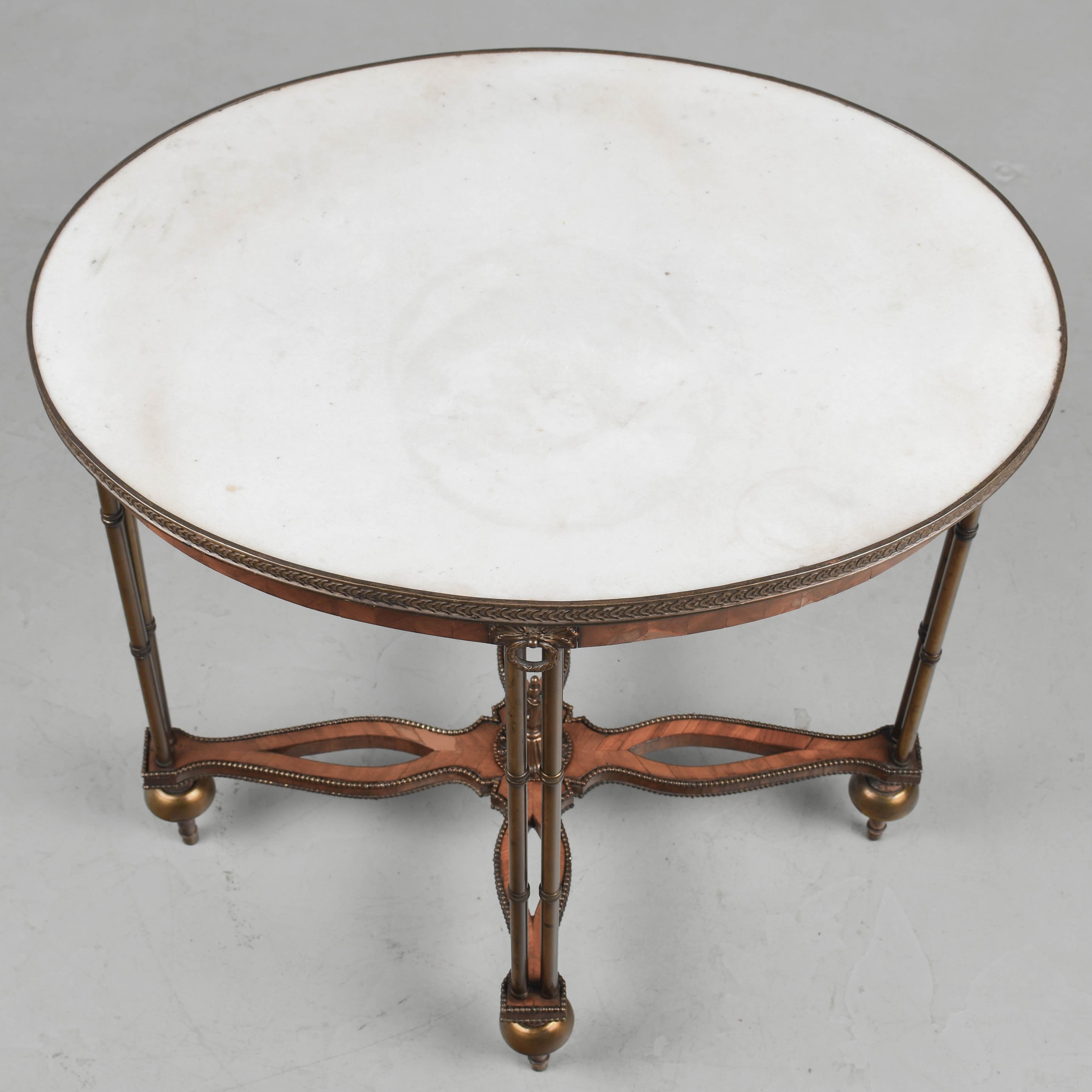 Table d'appoint ovale française de style Louis XVI en vente 9