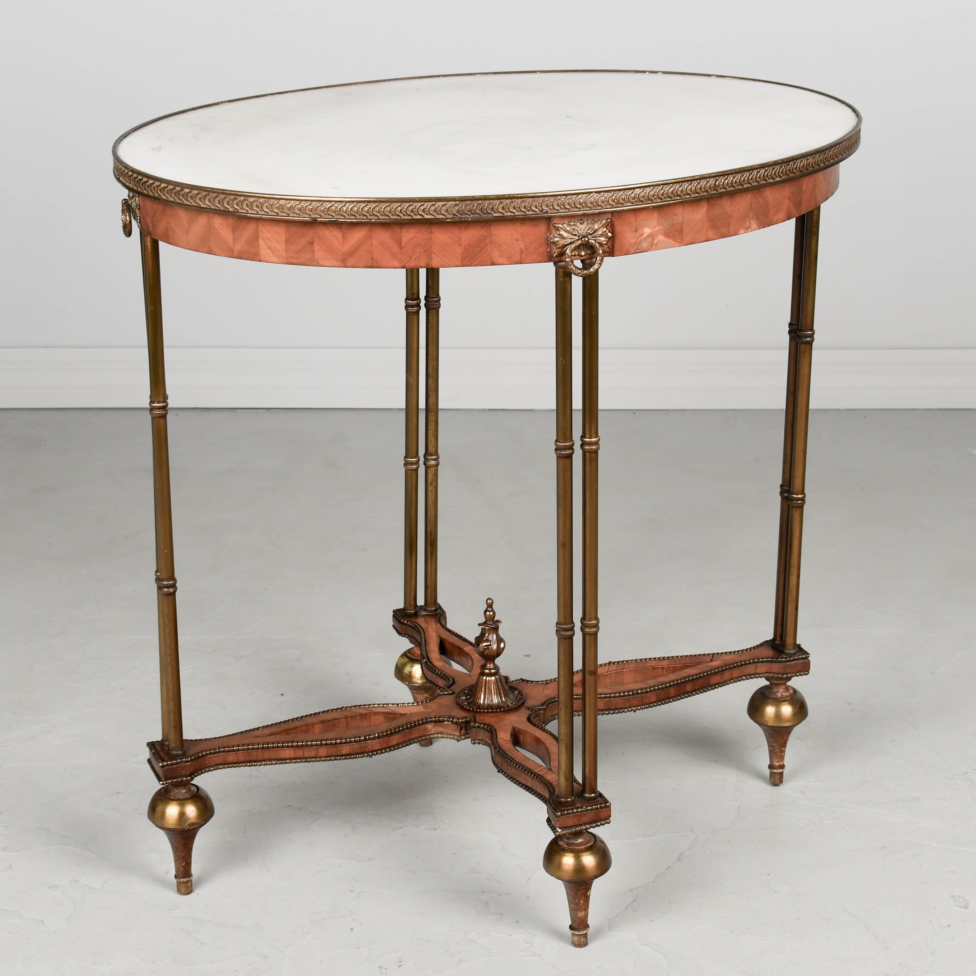 Français Table d'appoint ovale française de style Louis XVI en vente