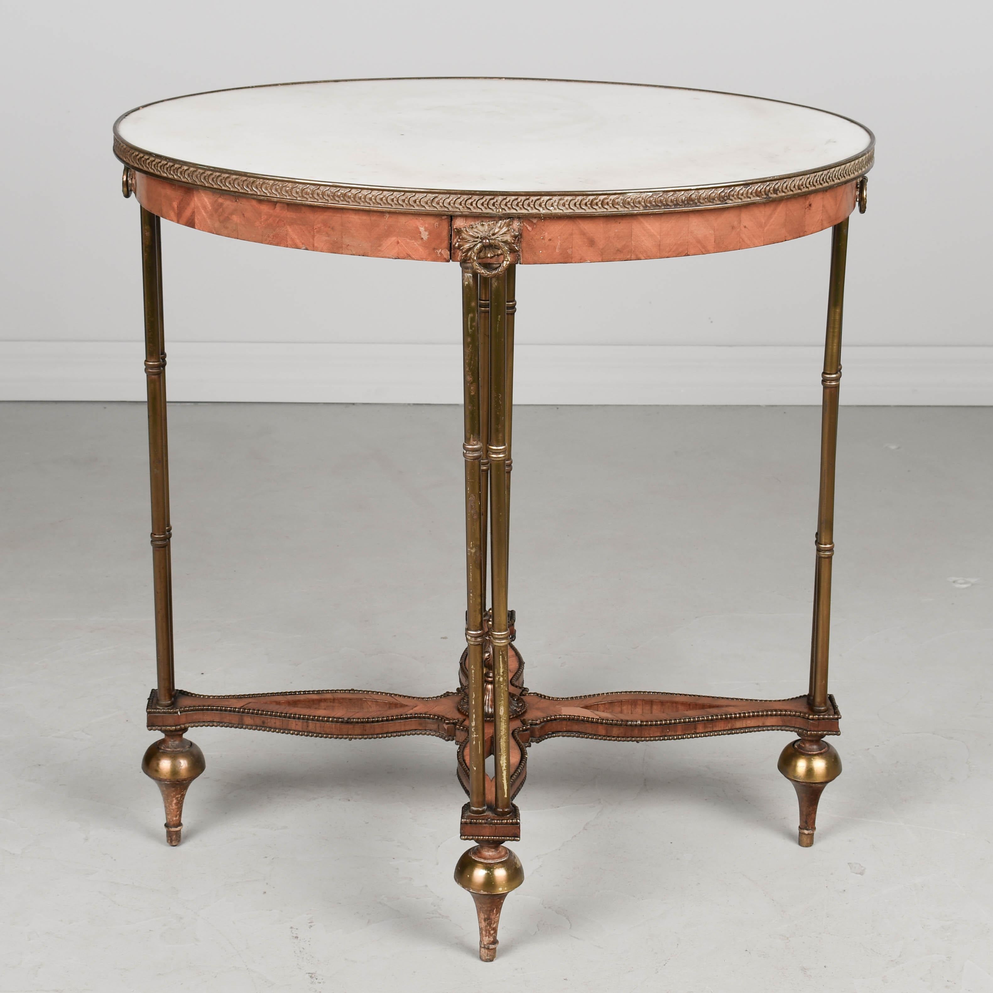 20ième siècle Table d'appoint ovale française de style Louis XVI en vente