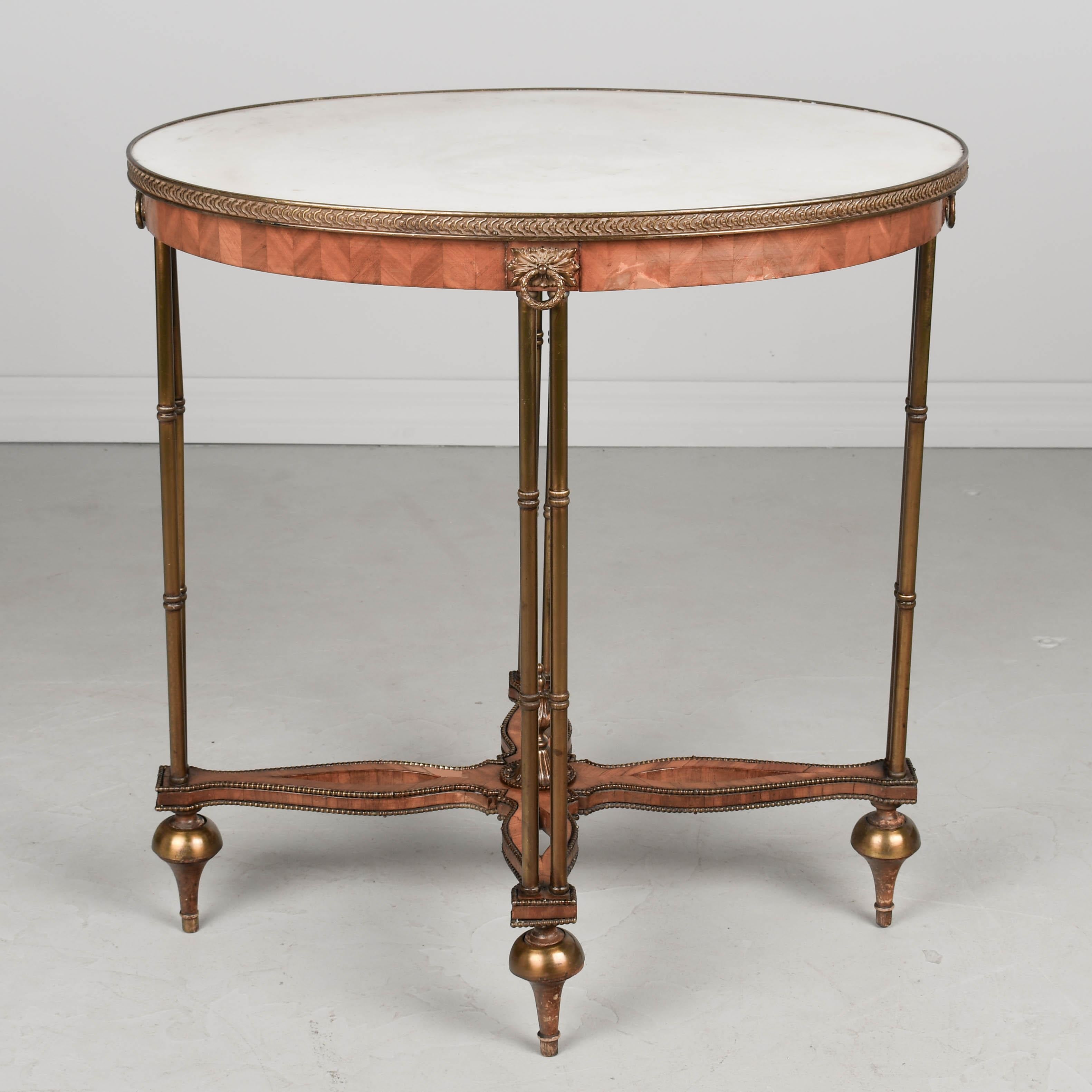 Laiton Table d'appoint ovale française de style Louis XVI en vente