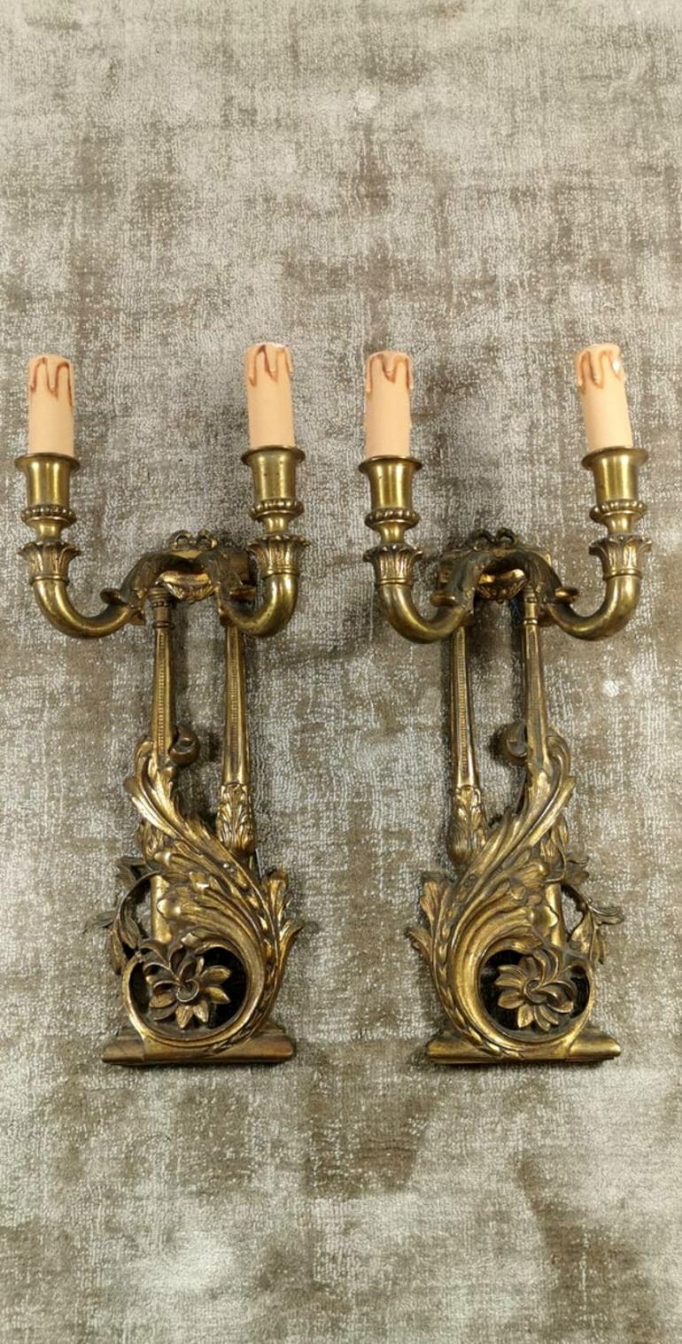 Important pair of sconces in bronze, the manufacturing process was to achieve a masterful and elaborate fusion of the various elements, which were then chiseled with extraordinary skill and delicacy and finally assembled; to complete it all, mercury