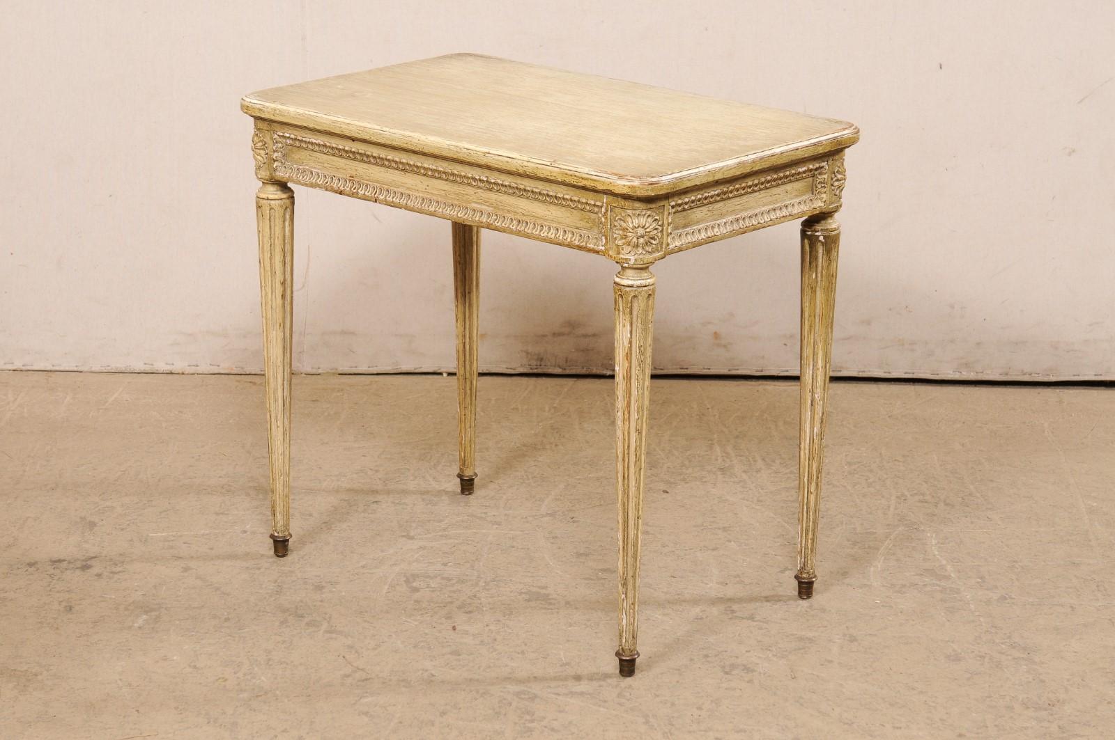 Table d'appoint française de style Louis XVI avec finition peinte d'origine, début du 20ème siècle en vente 1
