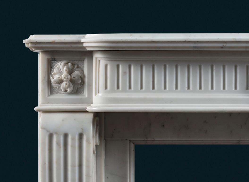 Louis XVI Style French Statuary Marble Fireplace Surround In Good Condition For Sale In Twickenham, GB