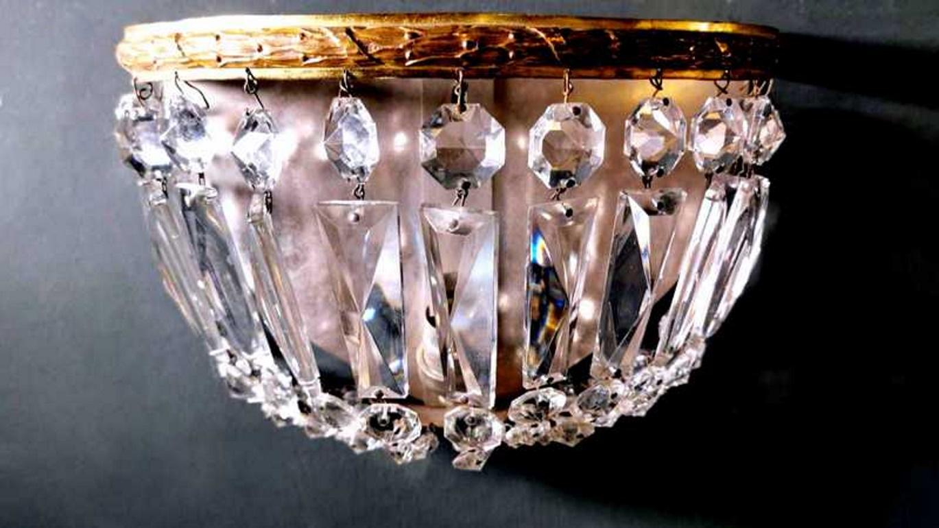 Louis XVI Style French Wall Sconce in Gilt Brass and Crystal For Sale 2